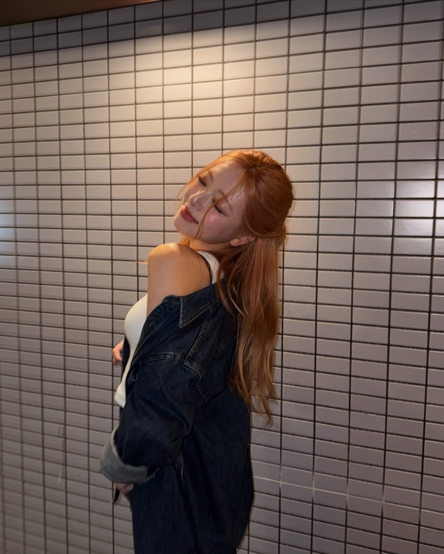 청청 패션의 정석을 보여준 유나🫢

있지 유나는 “Girls in FUKUOKA”라는 멘트와 일본 후쿠오카에서 찍은 사진을 공개했습니다. 사진 속 유나는 화이트 크롭탑에 진청 데님 셋업을 매치해 캐주얼하면서도 시크한 분위기를 연출했는데요. 오버핏 재킷을 자연스럽게 걸쳐 유나의 쿨한 매력을 배가시킨 스타일링, 슬라이드를 넘겨 확인해보세요.

* 로우클래식(LOW CLASSIC)
- Lc 데님 셔츠 자켓, 다크 블루 / 14만 9 천 원
- 와이드 레그 진, 다크 블루 / 14만 9 천 원 이미지2