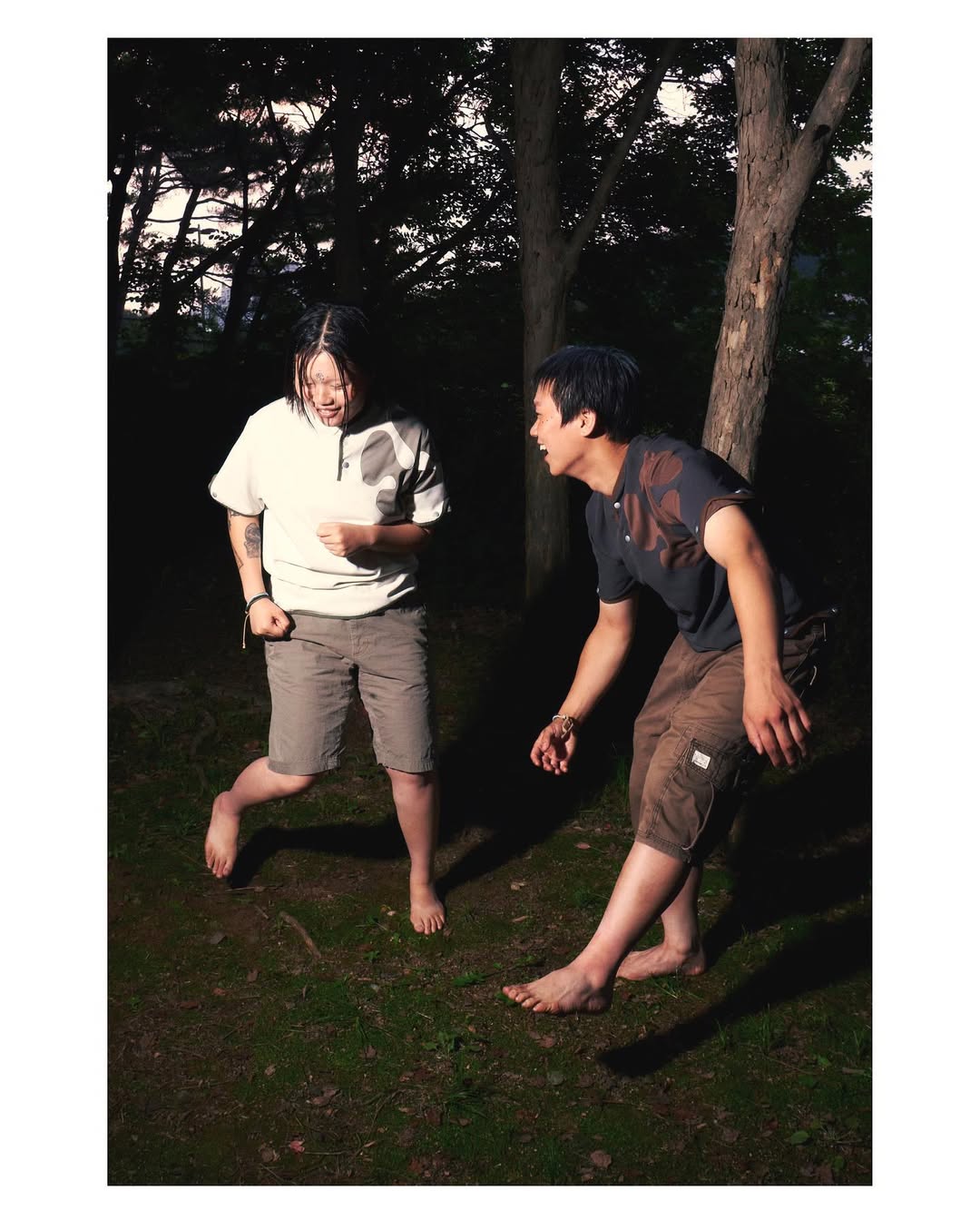 사이키델릭 감성의 몽환적인 에너지🌿✨

부포톡스(BUFOTOX)는 사이키델릭 문화에서 영감을 받은 아웃도어 라이프스타일 브랜드로, 몽환적인 분위기와 자연의 조화를 추구합니다.

두꺼비에서 분비되는 환각 성분인 '부포톡신(Bufotoxin)'에서 이름을 따온 이 브랜드는, 자연과 하나 되는 순간을 의류와 작품으로 전하고자 하는데요. 슬로건 'Nature’s High'는 그 의도를 그대로 담고 있죠.

부포톡스가 말하는 사이키델릭은 인공적인 환각이 아닙니다. 자연 속에서 온전히 몰입하는 순간, 그 황홀한 감각을 의미한다고.

아웃도어 활동 중 마주한 예기치 않은 영적인 찰나처럼, 부포톡스는 유기체 패턴과 에스닉 디테일을 활용해 그 감각을 표현합니다.

슬라이드를 넘겨 이들의 감각과 메시지를 확인해 보세요. 👀 이미지3