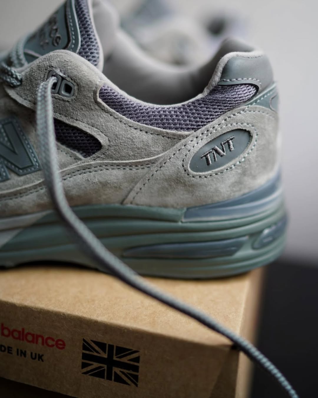 디네댓과 뉴발란스가 만드는 991v2 👟⁠
⁠
다시 한번 손을 잡은 디스이즈네버댓과 뉴발란스. 절제된 미학은 그대로, 그레이스케일 위에 얹힌 톤온톤의 회색, 그리고 절제된 브랜딩이 특징입니다. 발목에 작게 새겨진 TNT로고만이 협업의 힌트를 남길 뿐이죠. 단순한 디자인 콜라보를 넘어, 두 브랜드의 철학이 맞닿은 지점에서 이뤄진 깊이 있는 프로젝트라 할 수 있습니다.⁠
⁠
서울을 기반으로 한 디네댓은 빈티지 아카이브 감성과 절제된 디자인 언어를 바탕으로 조용하지만, 강한 존재감을 추구해 왔죠.⁠ 반면 뉴발란스는 오랜 전통과 프리미엄 소재, 기능성과 클래식한 실루엣을 중심으로 독자적인 헤리티지를 구축했는데요.⁠ 이번 협업은 이러한 서로 다른 배경을 지닌 두 브랜드가 ‘절제된 무드’라는 공통분모를 통해 조화를 이룬 사례가 아닐까요?
⁠
출시일과 가격은 아직 베일에 싸여있습니다. ⁠ 이미지1
