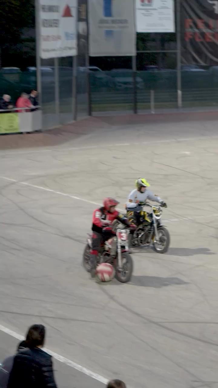 오토바이 타고 골 넣기🏍️⚽️

모터사이클 볼(Motoball)은 오토바이를 타고 하는 축구 경기로, 유럽 일부 지역(특히 독일, 프랑스, 러시아 등)에서 인기를 끌고 있는 특이한 스포츠입니다.

팀 구성: 일반적으로 4명의 라이더 + 1명의 골키퍼

경기 방식: 오토바이를 타고 커다란 공(일반 축구공보다 큼)을 몰아 골을 넣는 방식

특징: 공을 직접 발로 차는 것이 아니라 주로 바이크 휠과 바디 컨트롤로 드리블하거나 패스

속도감과 스릴을 느낄 수 있는 경기⚡️ 이미지