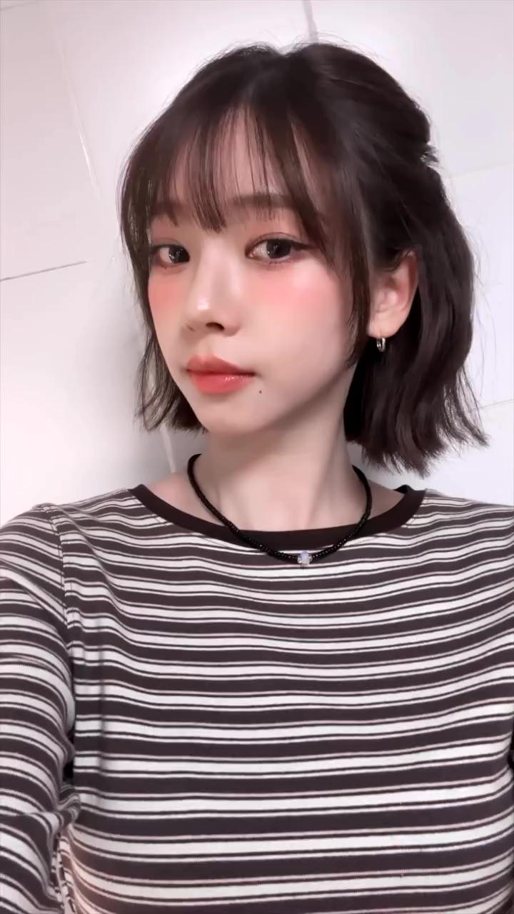 카리나 헤어 is 뭔들✨
윙크할 때 입 벌리는 거 왜이리 귀여워😉❤️ 이미지