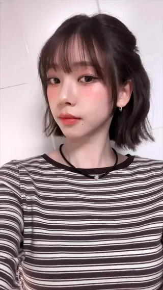 카리나 헤어 is 뭔들✨
윙크할 때 입 벌리는 거 왜이리 귀여워😉❤️ 이미지