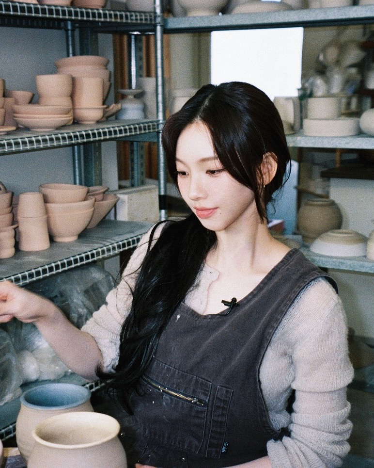 도예과 여신 카리나의 도예룩🥣

최근 에스파 카리나가 생일을 맞아, 평소 해보고 싶었던 도예 체험에 도전했는데요. 역시 카리나답게 결과물까지 완벽한 모습을 보여줬습니다. 그와 함께 카리나의 여리여리한 무드를 더욱 매력적으로 만들어주는 니트가 눈에 띄는데요. 슬라이드를 넘겨 어떤 아이템인지 확인해보세요.

* 로우타이드(Low Tide)
- 알파카 핸드워머 니트, 그레이 / 13만 8천원 이미지
