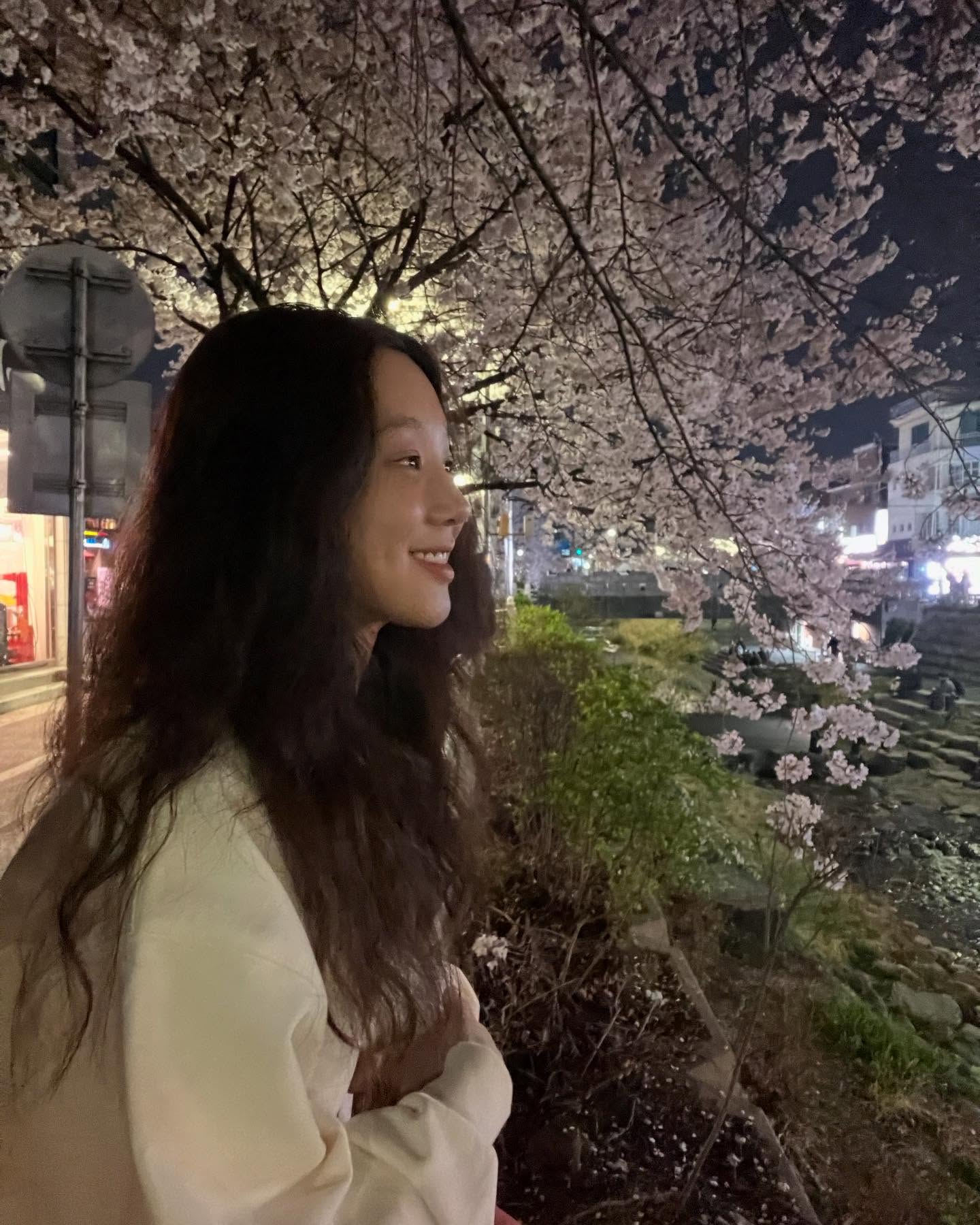 긴머리도 다 똑같은 게 아니다❓
얼굴형별 찰떡 긴머리 스타일링 찾기🧐

1. 긴 생머리
계란형, 둥근형 - 이목구비가 조화로운 얼굴형에 잘 어울리며, 깔끔하고 청순한 느낌

2. 굵은 웨이브
모든 얼굴형 - 부드러운 곡선이 다양한 얼굴형을 커버, 여성스럽고 자연스러운 느낌

3. 묶음 머리
둥근형, 각진 얼굴형 - 얼굴형을 또렷하게 잡아주며, 시원하고 세련된 인상

4. 히피펌
계란형, 각진 얼굴형 - 자유롭고 빈티지한 느낌 + 강한 인상을 부드럽게 완화해주는 효과 이미지10