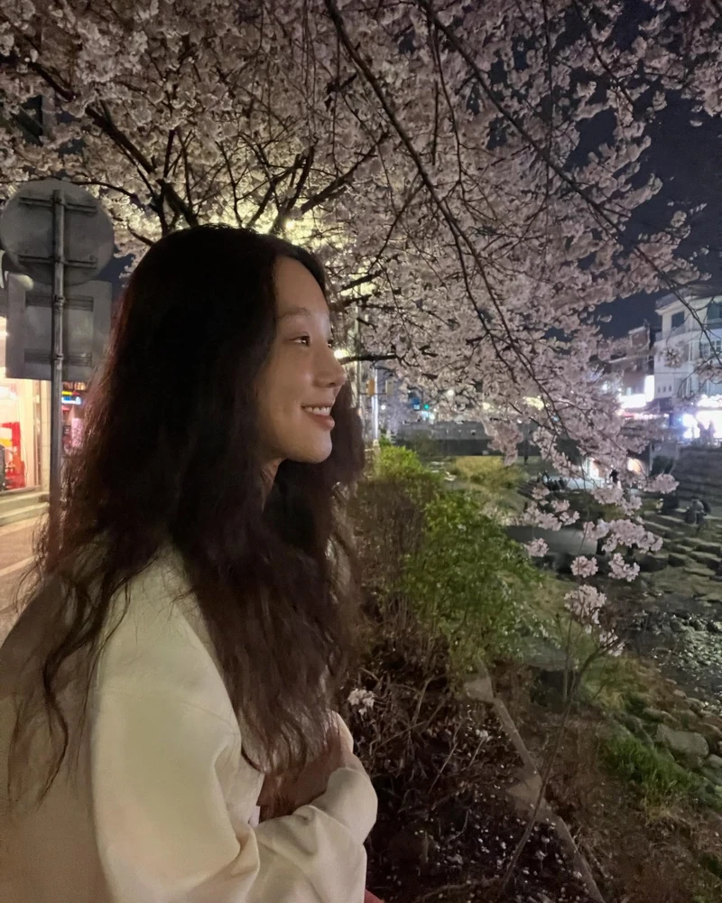 긴머리도 다 똑같은 게 아니다❓
얼굴형별 찰떡 긴머리 스타일링 찾기🧐
1. 긴 생머리
계란형, 둥근형 - 이목구비가 조화로운 얼굴형에 잘 어울리며, 깔끔하고 청순한 느낌
2. 굵은 웨이브
모든 얼굴형 - 부드러운 곡선이 다양한 얼굴형을 커버, 여성스럽고 자연스러운 느낌
3. 묶음 머리
둥근형, 각진 얼굴형 - 얼굴형을 또렷하게 잡아주며, 시원하고 세련된 인상
4. 히피펌
계란형, 각진 얼굴형 - 자유롭고 빈티지한 느낌 + 강한 인상을 부드럽게 완화해주는 효과 이미지10