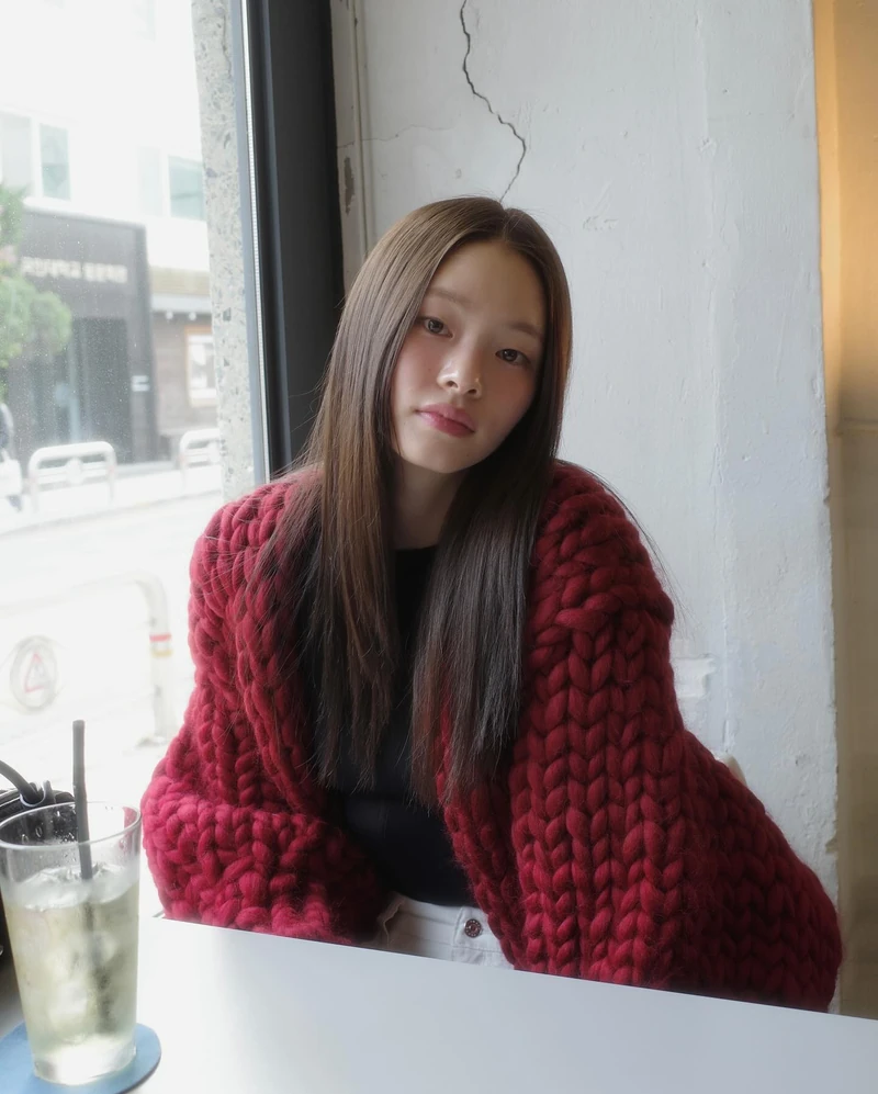 긴머리도 다 똑같은 게 아니다❓
얼굴형별 찰떡 긴머리 스타일링 찾기🧐
1. 긴 생머리
계란형, 둥근형 - 이목구비가 조화로운 얼굴형에 잘 어울리며, 깔끔하고 청순한 느낌
2. 굵은 웨이브
모든 얼굴형 - 부드러운 곡선이 다양한 얼굴형을 커버, 여성스럽고 자연스러운 느낌
3. 묶음 머리
둥근형, 각진 얼굴형 - 얼굴형을 또렷하게 잡아주며, 시원하고 세련된 인상
4. 히피펌
계란형, 각진 얼굴형 - 자유롭고 빈티지한 느낌 + 강한 인상을 부드럽게 완화해주는 효과 이미지3