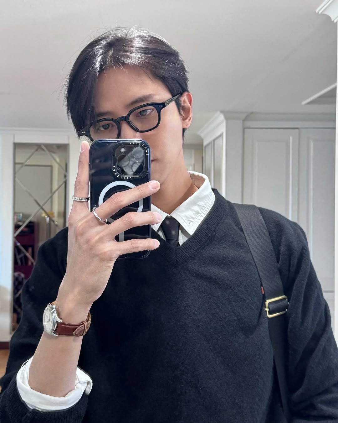 요즘 날씨엔 얇은 브이넥🧶 이미지