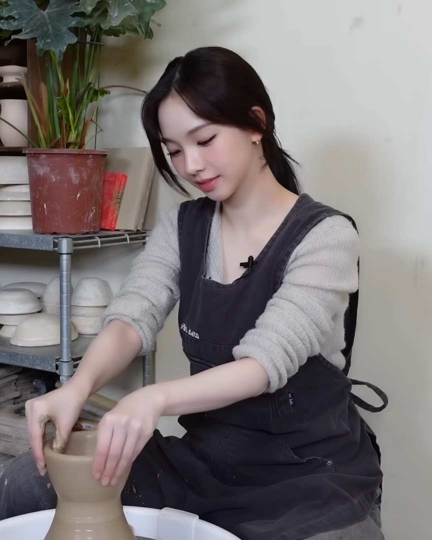 도예과 여신 카리나의 도예룩🥣

최근 에스파 카리나가 생일을 맞아, 평소 해보고 싶었던 도예 체험에 도전했는데요. 역시 카리나답게 결과물까지 완벽한 모습을 보여줬습니다. 그와 함께 카리나의 여리여리한 무드를 더욱 매력적으로 만들어주는 니트가 눈에 띄는데요. 슬라이드를 넘겨 어떤 아이템인지 확인해보세요.

* 로우타이드(Low Tide)
- 알파카 핸드워머 니트, 그레이 / 13만 8천원 이미지3