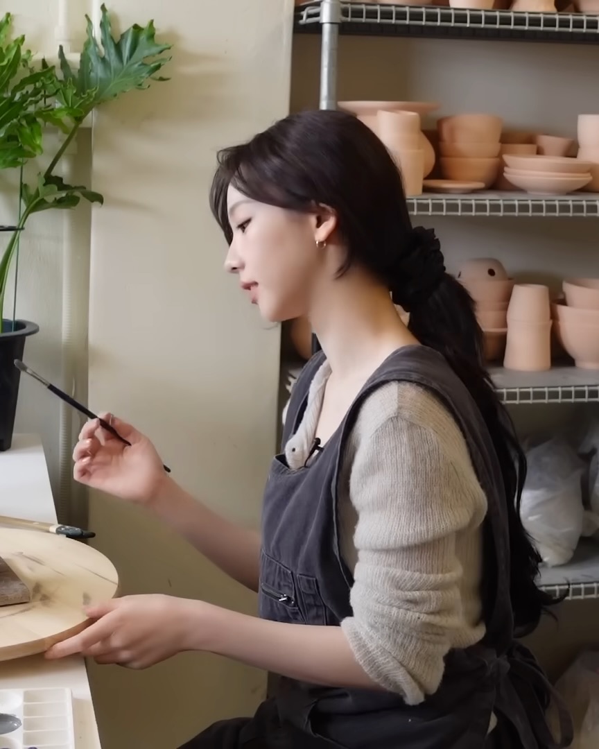 도예과 여신 카리나의 도예룩🥣

최근 에스파 카리나가 생일을 맞아, 평소 해보고 싶었던 도예 체험에 도전했는데요. 역시 카리나답게 결과물까지 완벽한 모습을 보여줬습니다. 그와 함께 카리나의 여리여리한 무드를 더욱 매력적으로 만들어주는 니트가 눈에 띄는데요. 슬라이드를 넘겨 어떤 아이템인지 확인해보세요.

* 로우타이드(Low Tide)
- 알파카 핸드워머 니트, 그레이 / 13만 8천원 이미지4