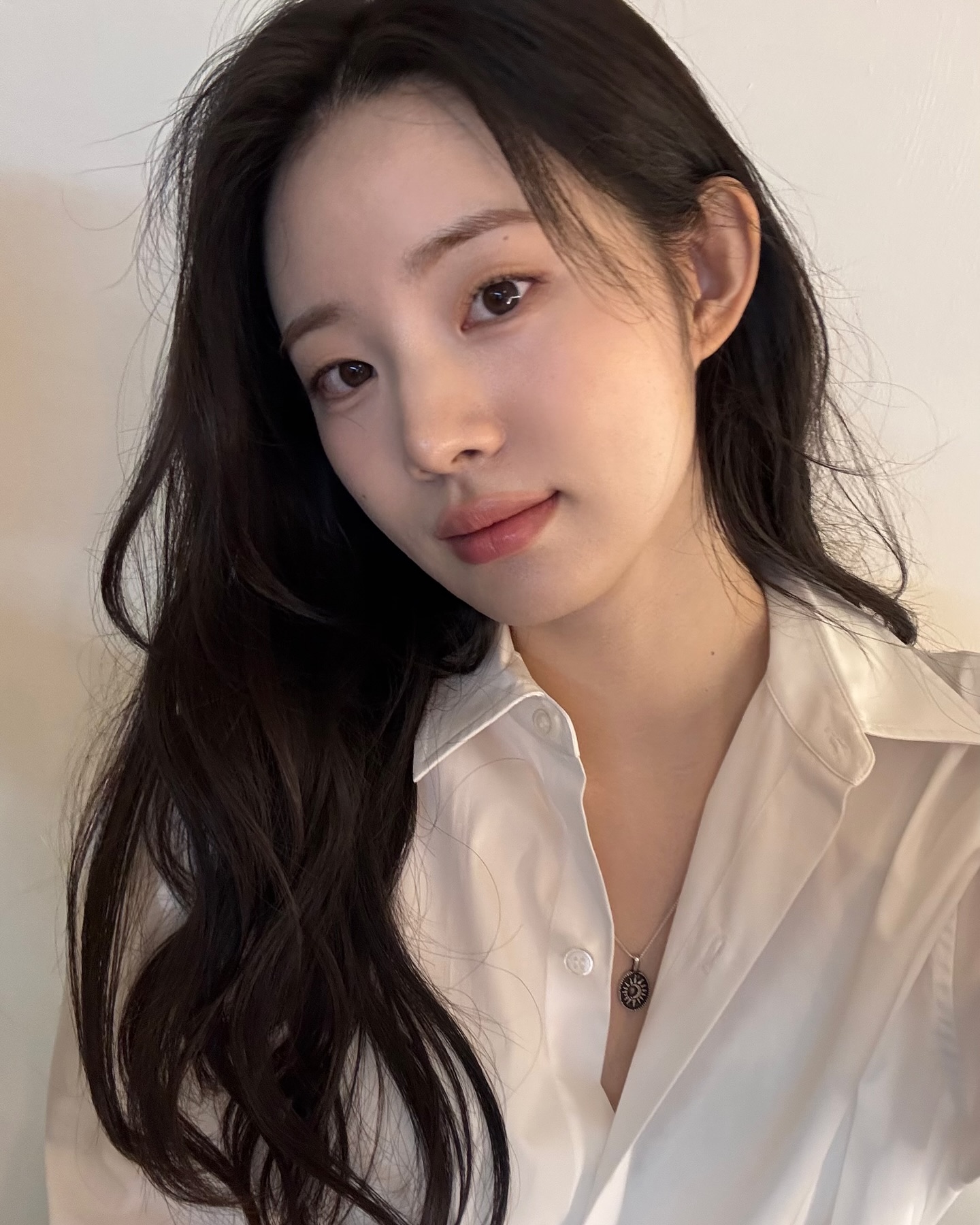 긴머리도 다 똑같은 게 아니다❓
얼굴형별 찰떡 긴머리 스타일링 찾기🧐

1. 긴 생머리
계란형, 둥근형 - 이목구비가 조화로운 얼굴형에 잘 어울리며, 깔끔하고 청순한 느낌

2. 굵은 웨이브
모든 얼굴형 - 부드러운 곡선이 다양한 얼굴형을 커버, 여성스럽고 자연스러운 느낌

3. 묶음 머리
둥근형, 각진 얼굴형 - 얼굴형을 또렷하게 잡아주며, 시원하고 세련된 인상

4. 히피펌
계란형, 각진 얼굴형 - 자유롭고 빈티지한 느낌 + 강한 인상을 부드럽게 완화해주는 효과 이미지5