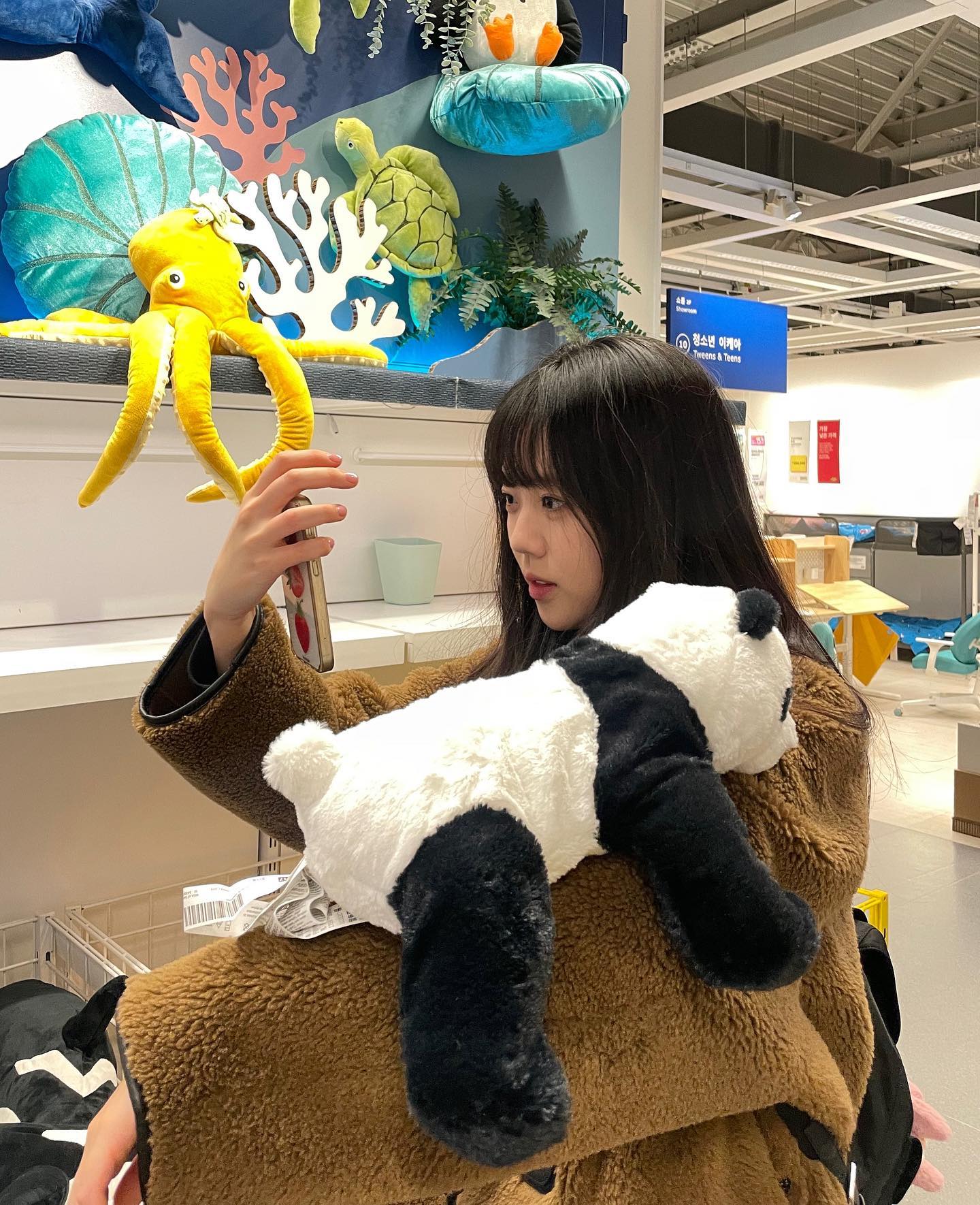 웃음 뒤에 숨겨진 여친룩 장인들👗

SNL 코리아 크루로 색다른 매력을 선사하던 김아영과 주현영, 윤가이, 지예은. 무대 위에서는 이리저리 망가지는 코믹 캐릭터로 활약했지만, 현실에서는 여친룩 장인들이었습니다.

일상에서는 미니멀하면서도 사랑스러운 스타일링으로 남심을 사로잡는 ‘여친룩 교과서’로 자리잡고 있는데요.

앞으로 SNL은 웃음만 잘 주는 프로그램이 아니라 ‘사복 맛집’으로 불려야 할지도요. 슬라이드를 넘겨 'SNL 여친즈'의 룩을 감상해보세요😚 이미지2