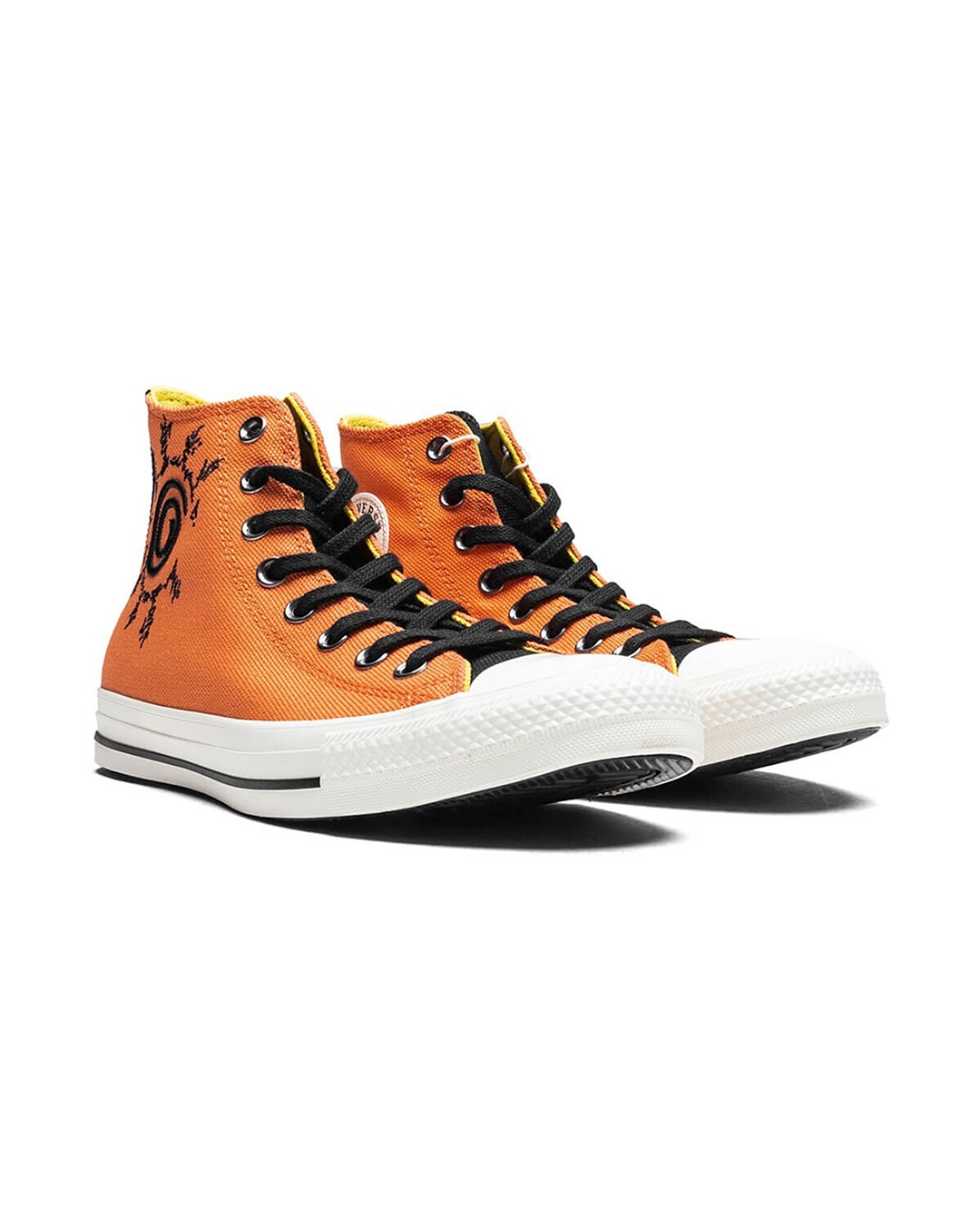 컨버스 x 나루토 척테일러🥷👟

컨버스(converse)가 애니메이션 <나루토 질풍전>과 손잡고 우즈마키 나루토, 우치하 사스케, 가아라 세 닌자를 테마로 한 척테일러 올스타(Chuck Taylor All Star)협업 컬렉션을 공개했습니다.

공통적인 특징으로는 기존 척테일러 와펜 대신  3D 메탈릭 수리검 배지가 부착되어 있고, 힐 플레이트는 캐릭터별 ‘서클렛’으로 커스터마이징 된 스페셜 에디션입니다.

이거 신으면 보법이 달라질듯🍥 이미지