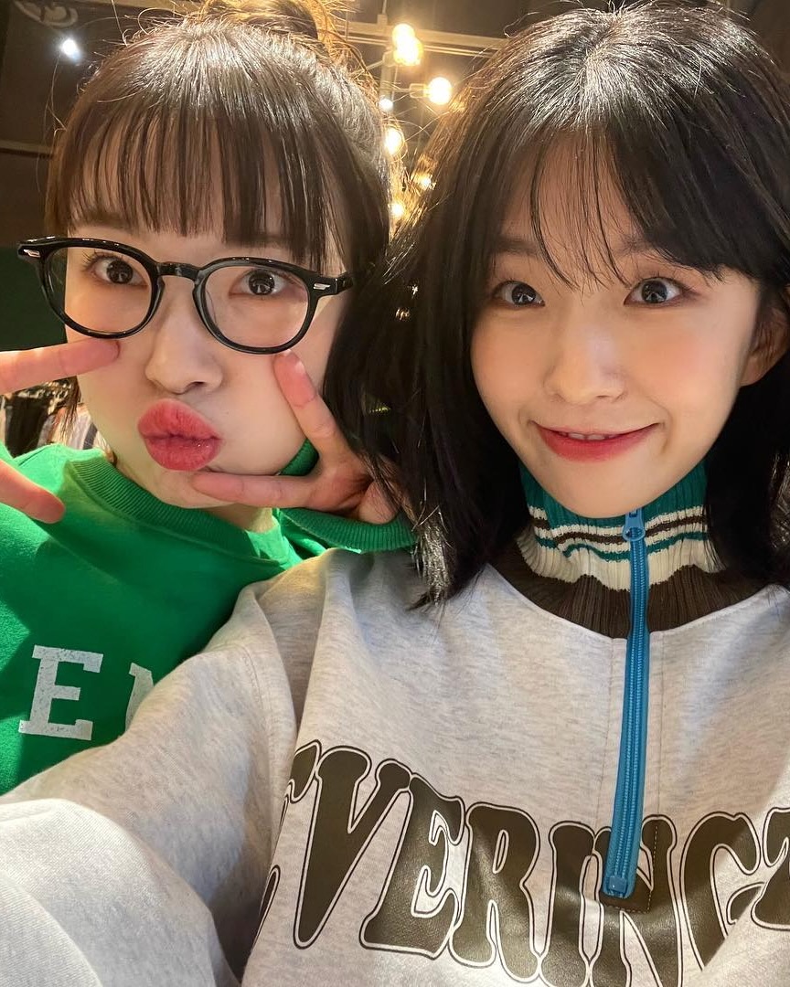 웃음 뒤에 숨겨진 여친룩 장인들👗

SNL 코리아 크루로 색다른 매력을 선사하던 김아영과 주현영, 윤가이, 지예은. 무대 위에서는 이리저리 망가지는 코믹 캐릭터로 활약했지만, 현실에서는 여친룩 장인들이었습니다.

일상에서는 미니멀하면서도 사랑스러운 스타일링으로 남심을 사로잡는 ‘여친룩 교과서’로 자리잡고 있는데요.

앞으로 SNL은 웃음만 잘 주는 프로그램이 아니라 ‘사복 맛집’으로 불려야 할지도요. 슬라이드를 넘겨 'SNL 여친즈'의 룩을 감상해보세요😚 이미지