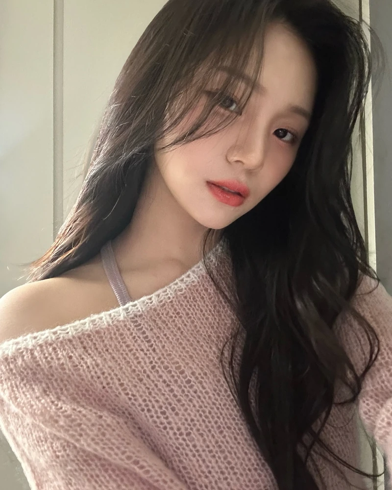 긴머리도 다 똑같은 게 아니다❓
얼굴형별 찰떡 긴머리 스타일링 찾기🧐
1. 긴 생머리
계란형, 둥근형 - 이목구비가 조화로운 얼굴형에 잘 어울리며, 깔끔하고 청순한 느낌
2. 굵은 웨이브
모든 얼굴형 - 부드러운 곡선이 다양한 얼굴형을 커버, 여성스럽고 자연스러운 느낌
3. 묶음 머리
둥근형, 각진 얼굴형 - 얼굴형을 또렷하게 잡아주며, 시원하고 세련된 인상
4. 히피펌
계란형, 각진 얼굴형 - 자유롭고 빈티지한 느낌 + 강한 인상을 부드럽게 완화해주는 효과 이미지4