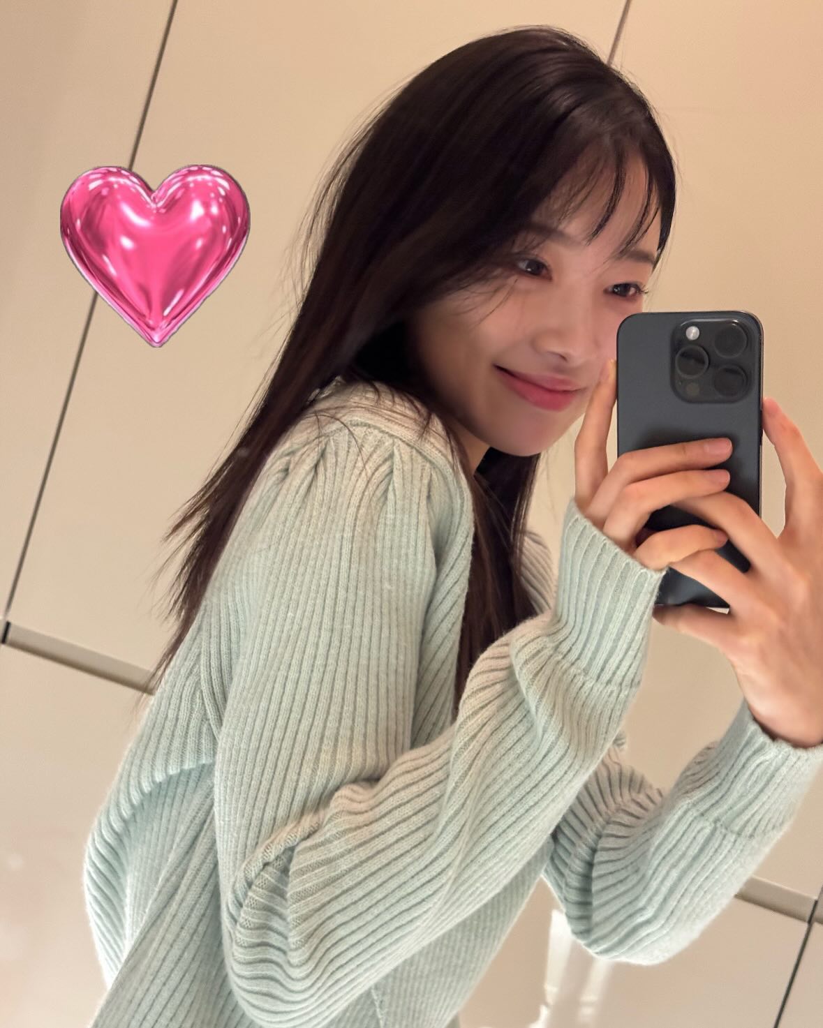 웃음 뒤에 숨겨진 여친룩 장인들👗

SNL 코리아 크루로 색다른 매력을 선사하던 김아영과 주현영, 윤가이, 지예은. 무대 위에서는 이리저리 망가지는 코믹 캐릭터로 활약했지만, 현실에서는 여친룩 장인들이었습니다.

일상에서는 미니멀하면서도 사랑스러운 스타일링으로 남심을 사로잡는 ‘여친룩 교과서’로 자리잡고 있는데요.

앞으로 SNL은 웃음만 잘 주는 프로그램이 아니라 ‘사복 맛집’으로 불려야 할지도요. 슬라이드를 넘겨 'SNL 여친즈'의 룩을 감상해보세요😚 이미지4
