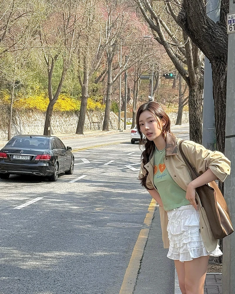 긴머리도 다 똑같은 게 아니다❓
얼굴형별 찰떡 긴머리 스타일링 찾기🧐
1. 긴 생머리
계란형, 둥근형 - 이목구비가 조화로운 얼굴형에 잘 어울리며, 깔끔하고 청순한 느낌
2. 굵은 웨이브
모든 얼굴형 - 부드러운 곡선이 다양한 얼굴형을 커버, 여성스럽고 자연스러운 느낌
3. 묶음 머리
둥근형, 각진 얼굴형 - 얼굴형을 또렷하게 잡아주며, 시원하고 세련된 인상
4. 히피펌
계란형, 각진 얼굴형 - 자유롭고 빈티지한 느낌 + 강한 인상을 부드럽게 완화해주는 효과 이미지8