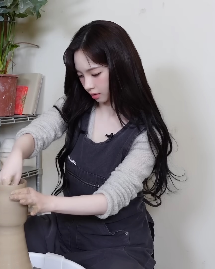 도예과 여신 카리나의 도예룩🥣

최근 에스파 카리나가 생일을 맞아, 평소 해보고 싶었던 도예 체험에 도전했는데요. 역시 카리나답게 결과물까지 완벽한 모습을 보여줬습니다. 그와 함께 카리나의 여리여리한 무드를 더욱 매력적으로 만들어주는 니트가 눈에 띄는데요. 슬라이드를 넘겨 어떤 아이템인지 확인해보세요.

* 로우타이드(Low Tide)
- 알파카 핸드워머 니트, 그레이 / 13만 8천원 이미지2