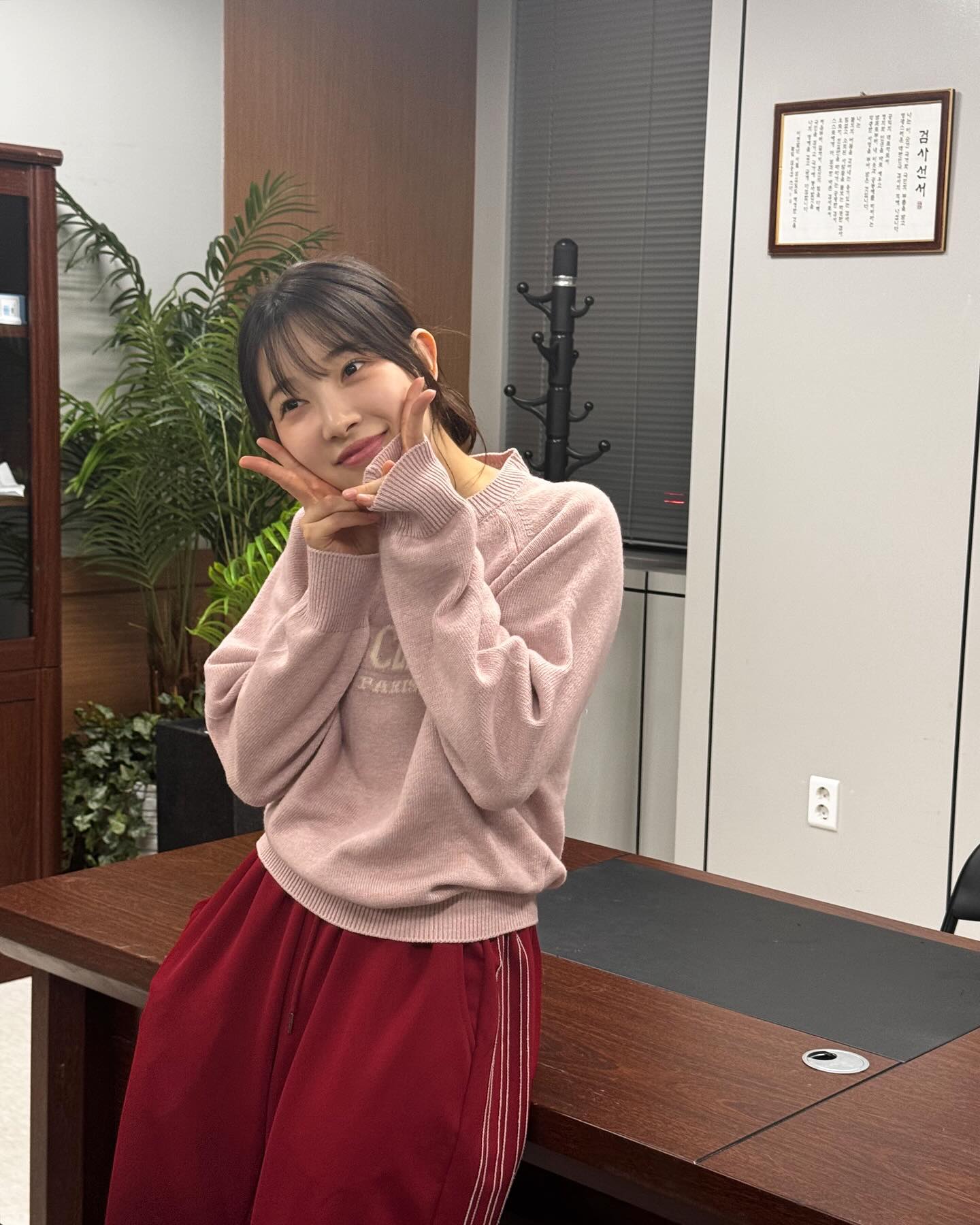 웃음 뒤에 숨겨진 여친룩 장인들👗

SNL 코리아 크루로 색다른 매력을 선사하던 김아영과 주현영, 윤가이, 지예은. 무대 위에서는 이리저리 망가지는 코믹 캐릭터로 활약했지만, 현실에서는 여친룩 장인들이었습니다.

일상에서는 미니멀하면서도 사랑스러운 스타일링으로 남심을 사로잡는 ‘여친룩 교과서’로 자리잡고 있는데요.

앞으로 SNL은 웃음만 잘 주는 프로그램이 아니라 ‘사복 맛집’으로 불려야 할지도요. 슬라이드를 넘겨 'SNL 여친즈'의 룩을 감상해보세요😚 이미지5
