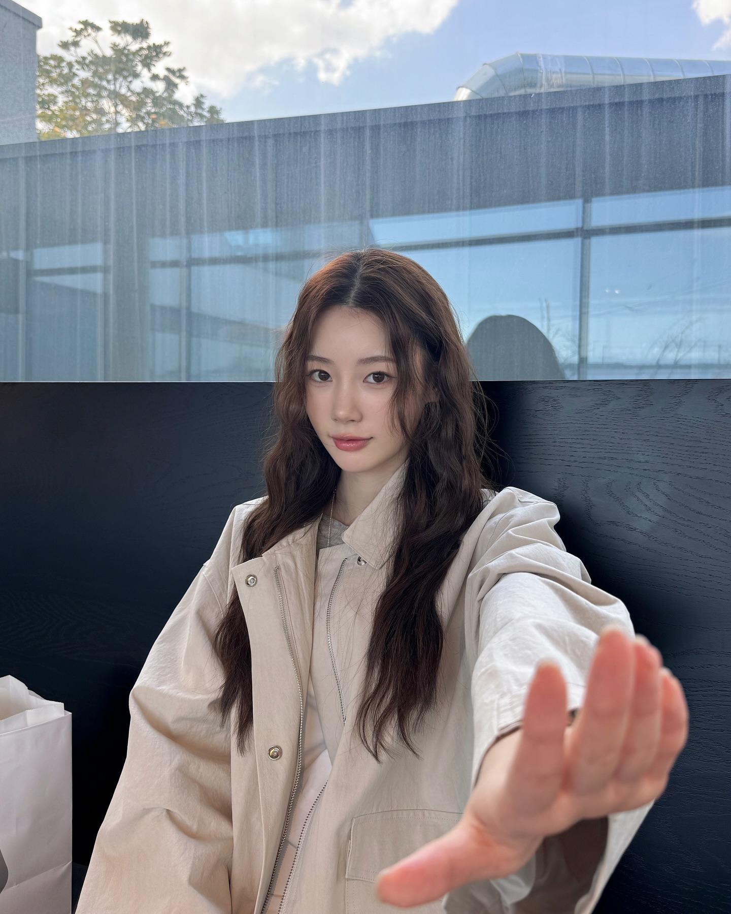 긴머리도 다 똑같은 게 아니다❓
얼굴형별 찰떡 긴머리 스타일링 찾기🧐

1. 긴 생머리
계란형, 둥근형 - 이목구비가 조화로운 얼굴형에 잘 어울리며, 깔끔하고 청순한 느낌

2. 굵은 웨이브
모든 얼굴형 - 부드러운 곡선이 다양한 얼굴형을 커버, 여성스럽고 자연스러운 느낌

3. 묶음 머리
둥근형, 각진 얼굴형 - 얼굴형을 또렷하게 잡아주며, 시원하고 세련된 인상

4. 히피펌
계란형, 각진 얼굴형 - 자유롭고 빈티지한 느낌 + 강한 인상을 부드럽게 완화해주는 효과 이미지9