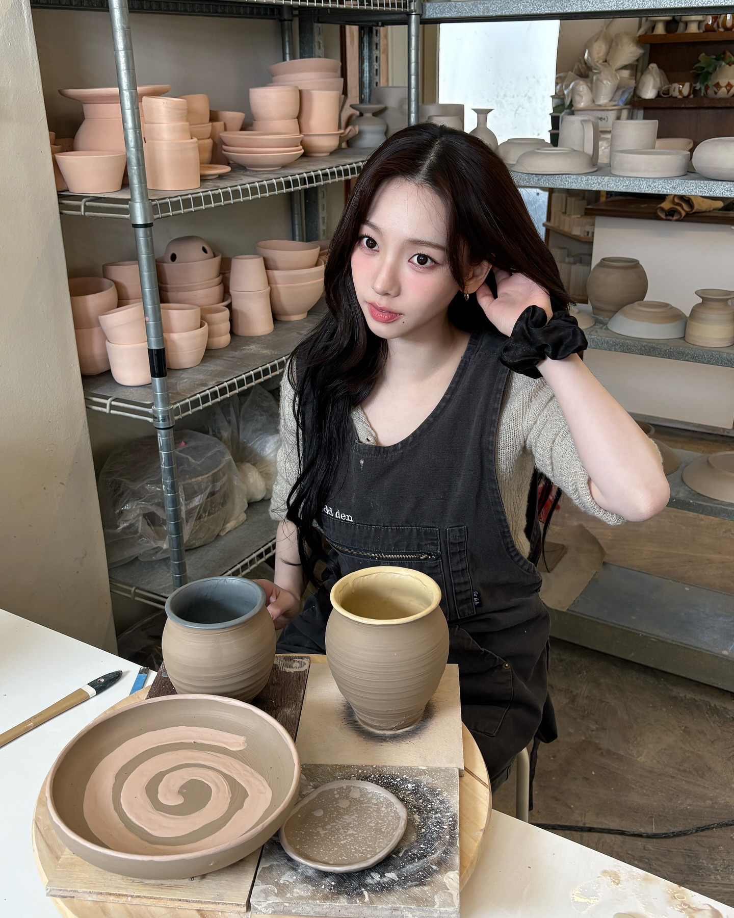 도예과 여신 카리나의 도예룩🥣

최근 에스파 카리나가 생일을 맞아, 평소 해보고 싶었던 도예 체험에 도전했는데요. 역시 카리나답게 결과물까지 완벽한 모습을 보여줬습니다. 그와 함께 카리나의 여리여리한 무드를 더욱 매력적으로 만들어주는 니트가 눈에 띄는데요. 슬라이드를 넘겨 어떤 아이템인지 확인해보세요.

* 로우타이드(Low Tide)
- 알파카 핸드워머 니트, 그레이 / 13만 8천원 이미지5
