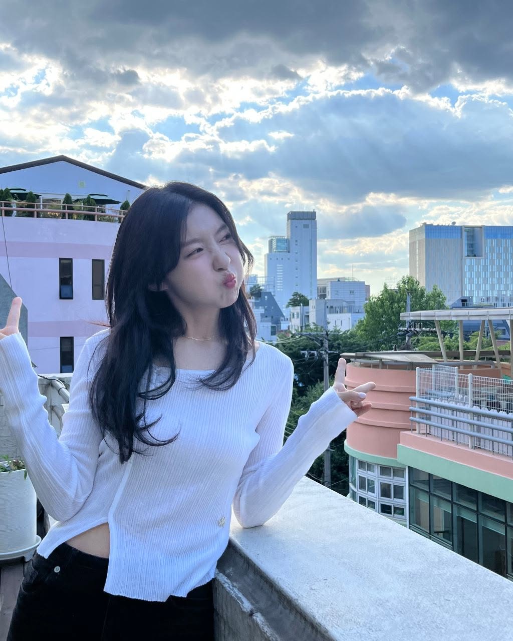 웃음 뒤에 숨겨진 여친룩 장인들👗

SNL 코리아 크루로 색다른 매력을 선사하던 김아영과 주현영, 윤가이, 지예은. 무대 위에서는 이리저리 망가지는 코믹 캐릭터로 활약했지만, 현실에서는 여친룩 장인들이었습니다.

일상에서는 미니멀하면서도 사랑스러운 스타일링으로 남심을 사로잡는 ‘여친룩 교과서’로 자리잡고 있는데요.

앞으로 SNL은 웃음만 잘 주는 프로그램이 아니라 ‘사복 맛집’으로 불려야 할지도요. 슬라이드를 넘겨 'SNL 여친즈'의 룩을 감상해보세요😚 이미지9