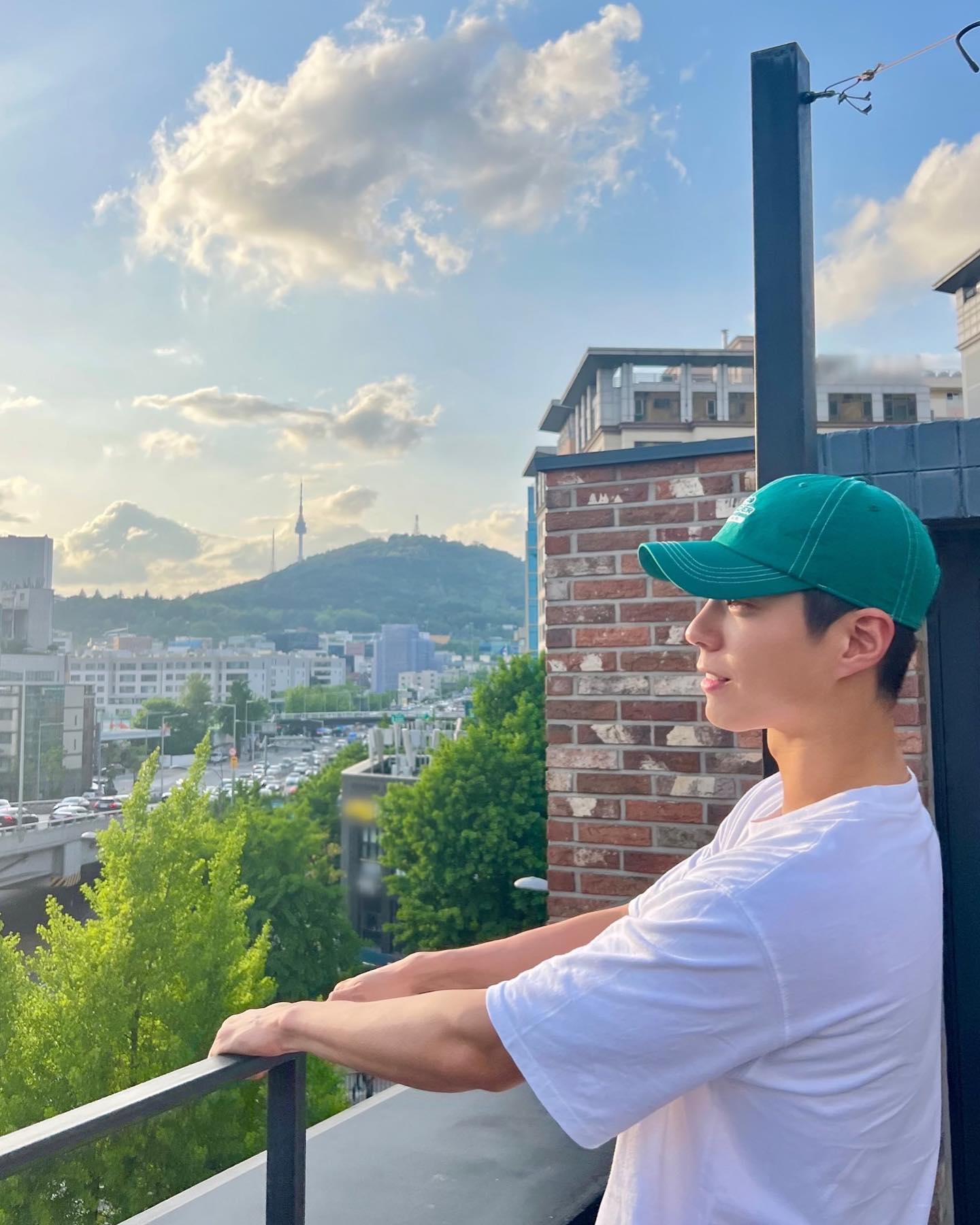 흰 티만으로 세상을 밝히는 남자들🤍

흰 티셔츠 하나만 입었을 뿐인데, 이 남자들은 무슨 경우일까요? 그냥 서 있기만 해도 화보, 그냥 웃어도 치명적인 그들. 심플한 흰 티가 이토록 눈부신 이유는...? 티셔츠가 주인 잘 만나면 국보급이 되는 순간, 지금 바로 눈호강하세요. 이미지