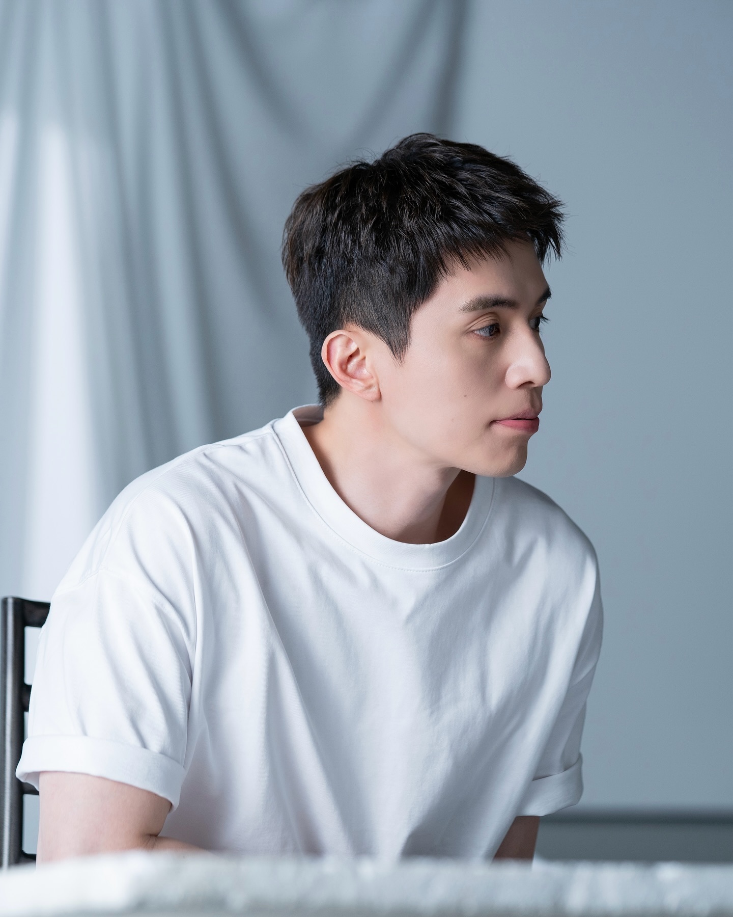 흰 티만으로 세상을 밝히는 남자들🤍

흰 티셔츠 하나만 입었을 뿐인데, 이 남자들은 무슨 경우일까요? 그냥 서 있기만 해도 화보, 그냥 웃어도 치명적인 그들. 심플한 흰 티가 이토록 눈부신 이유는...? 티셔츠가 주인 잘 만나면 국보급이 되는 순간, 지금 바로 눈호강하세요. 이미지9