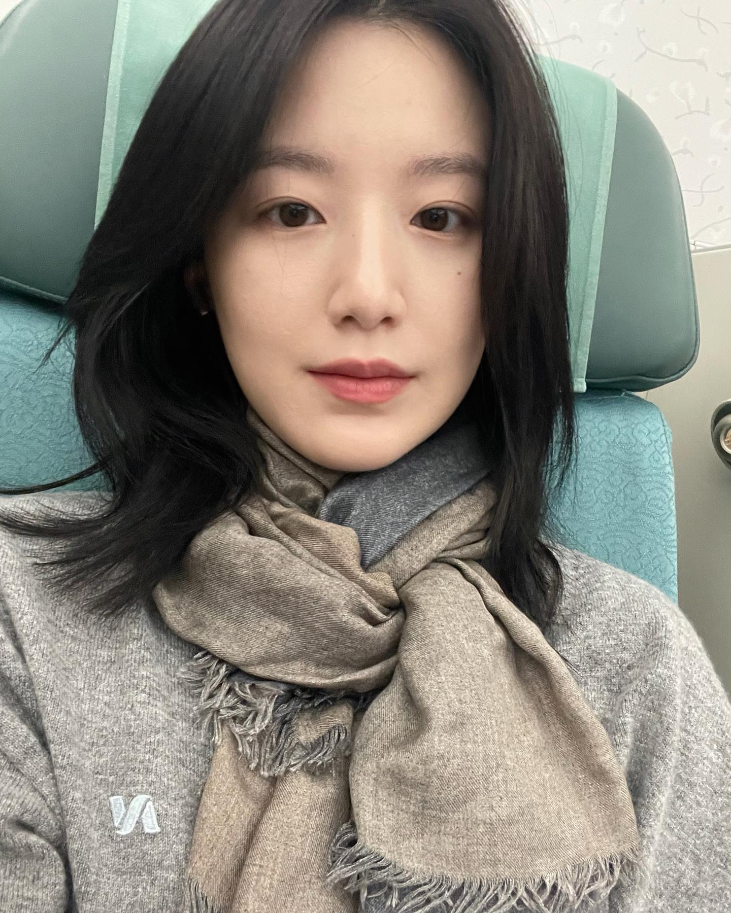 취향 많은 여돌들의 피스 뗀 헤어🙍🏻‍♀️

아이돌들은 다양한 컨셉을 소화하기 위해 잦은 탈색을 하게 되는데요, 그로 인해 머릿결이 상하거나 끊겨 피스를 자주 사용하는 경우가 많죠. 그런데 의외로, 피스를 뗀 헤어 스타일도 많은 사랑을 받고 있다는 사실! 샤기컷 느낌의 레이어드 중단발처럼, 자연스럽고 가벼운 분위기를 선호하는 분들도 있습니다.

여러분은 피스를 붙인 화려한 긴 머리와, 피스를 뗀 내추럴한 헤어 중 어떤 스타일이 더 취향이신가요?✨ 이미지