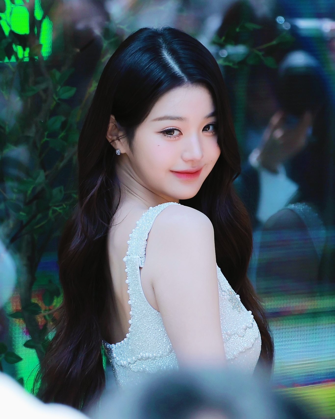 '적당히'를 모르는 장원영 미모✨
봄을 입은 듯한 상큼한 드레스는 무엇?

성수동 이니스프리 행사에 참석한 아이브 장원영. 포토콜 등장부터 여신 비주얼로 시선을 사로잡았는데요. 그와 함께 장원영의 상큼함을 배가시킨 드레스에도 많은 관심이 쏠렸습니다. 따스한 햇살을 담아낸 듯 우아함의 정석을 보여준 화이트 드레스, 슬라이드를 넘겨 확인해보세요.

* 클리오 페피아트(Clio Peppiatt)
- 브라이덜 루치나 드레스 / 354만 6천 원 이미지