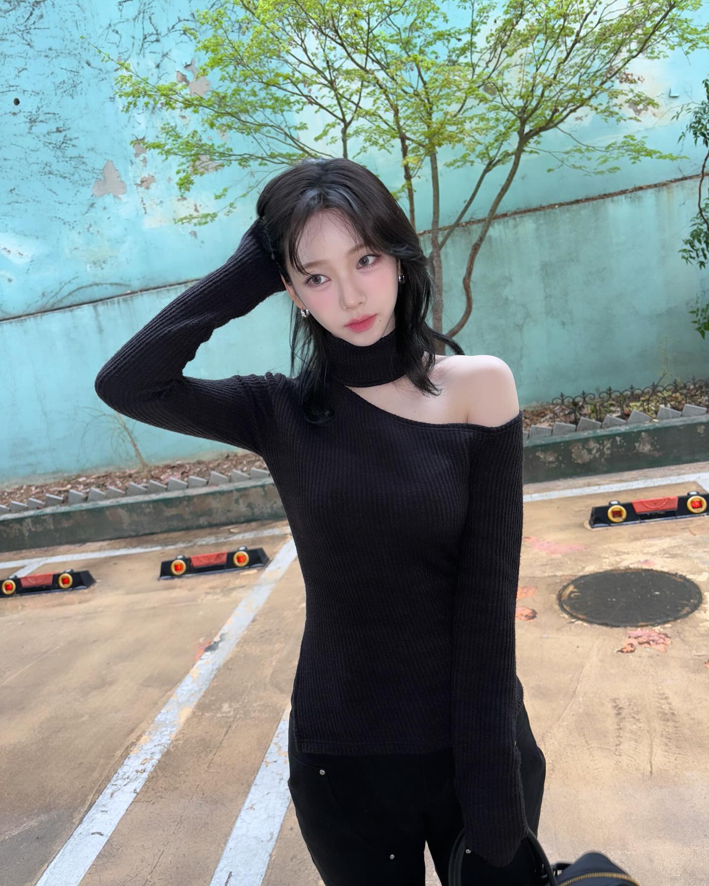 취향 많은 여돌들의 피스 뗀 헤어🙍🏻‍♀️

아이돌들은 다양한 컨셉을 소화하기 위해 잦은 탈색을 하게 되는데요, 그로 인해 머릿결이 상하거나 끊겨 피스를 자주 사용하는 경우가 많죠. 그런데 의외로, 피스를 뗀 헤어 스타일도 많은 사랑을 받고 있다는 사실! 샤기컷 느낌의 레이어드 중단발처럼, 자연스럽고 가벼운 분위기를 선호하는 분들도 있습니다.

여러분은 피스를 붙인 화려한 긴 머리와, 피스를 뗀 내추럴한 헤어 중 어떤 스타일이 더 취향이신가요?✨ 이미지