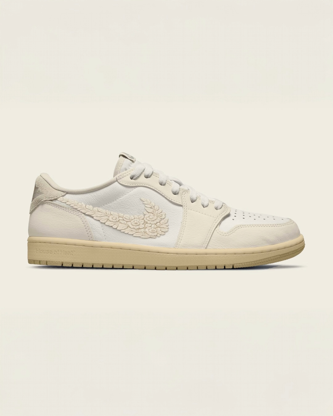플로랄 스우시 조던🌸  기존 조던1 로우(jordan1 low)에서 보기 힘들던 플로럴 스우시(floral swoosh)가 들어간 스니커입니다.  세일(Sail), 오프 화이트(Off-White), 코코넛 밀크(Coconut Milk)톤이 조화롭게 어우러진 색감으로 봄 컬러에 어울리는 디자인입니다.  공식 이미지는 아직 미공개, 2026년 봄 출시 예정입니다.  이게 바로 꽃신🌿 이미지