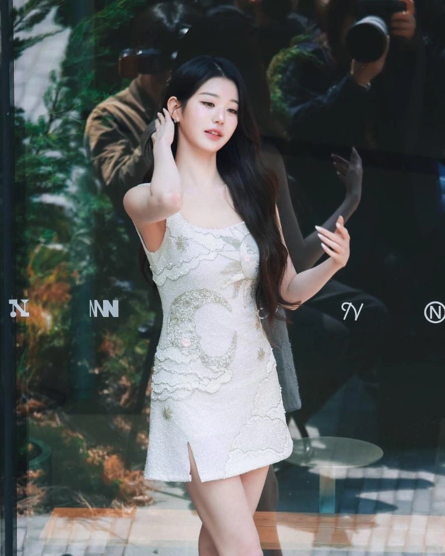 '적당히'를 모르는 장원영 미모✨
봄을 입은 듯한 상큼한 드레스는 무엇?

성수동 이니스프리 행사에 참석한 아이브 장원영. 포토콜 등장부터 여신 비주얼로 시선을 사로잡았는데요. 그와 함께 장원영의 상큼함을 배가시킨 드레스에도 많은 관심이 쏠렸습니다. 따스한 햇살을 담아낸 듯 우아함의 정석을 보여준 화이트 드레스, 슬라이드를 넘겨 확인해보세요.

* 클리오 페피아트(Clio Peppiatt)
- 브라이덜 루치나 드레스 / 354만 6천 원 이미지5