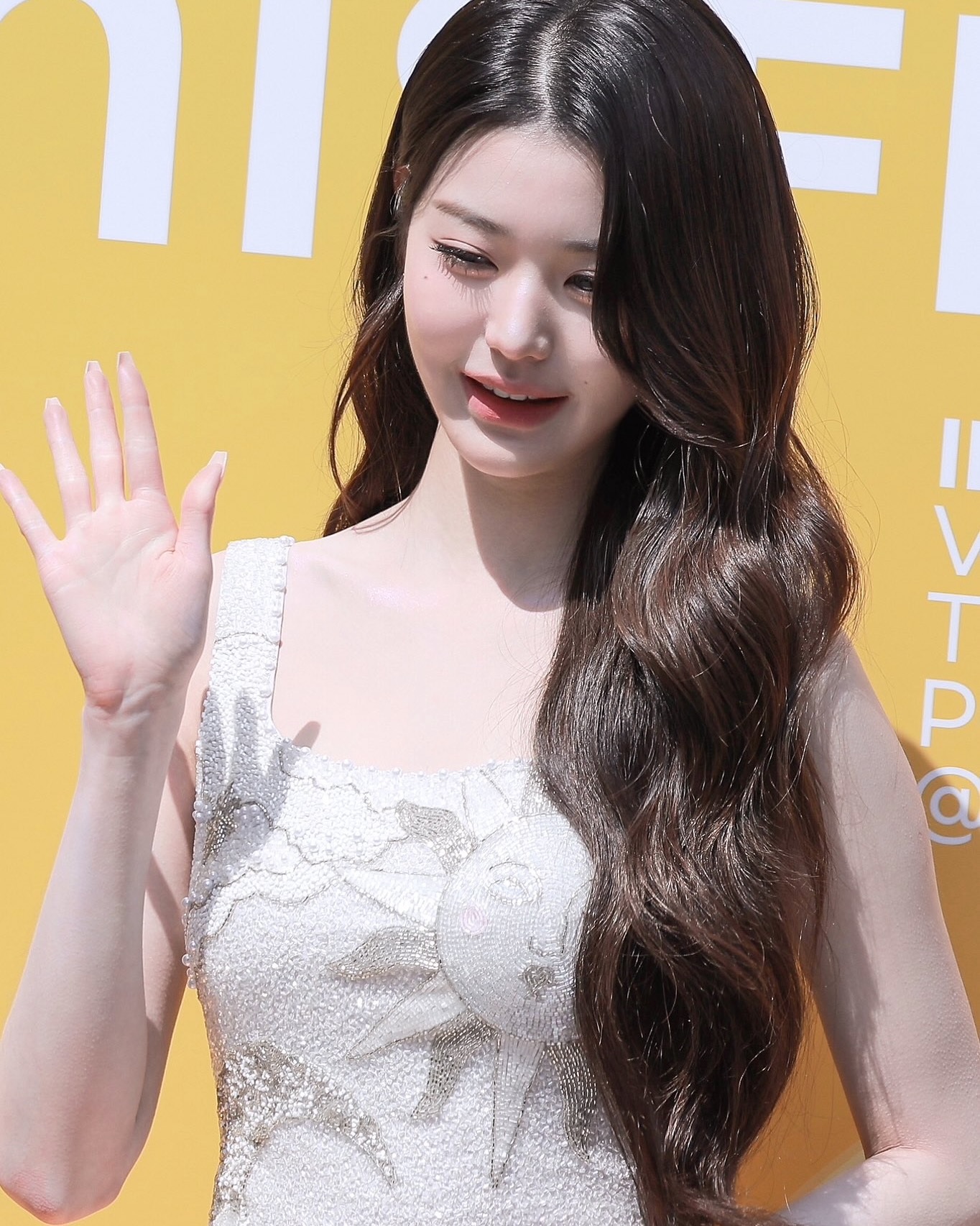 '적당히'를 모르는 장원영 미모✨
봄을 입은 듯한 상큼한 드레스는 무엇?

성수동 이니스프리 행사에 참석한 아이브 장원영. 포토콜 등장부터 여신 비주얼로 시선을 사로잡았는데요. 그와 함께 장원영의 상큼함을 배가시킨 드레스에도 많은 관심이 쏠렸습니다. 따스한 햇살을 담아낸 듯 우아함의 정석을 보여준 화이트 드레스, 슬라이드를 넘겨 확인해보세요.

* 클리오 페피아트(Clio Peppiatt)
- 브라이덜 루치나 드레스 / 354만 6천 원 이미지3