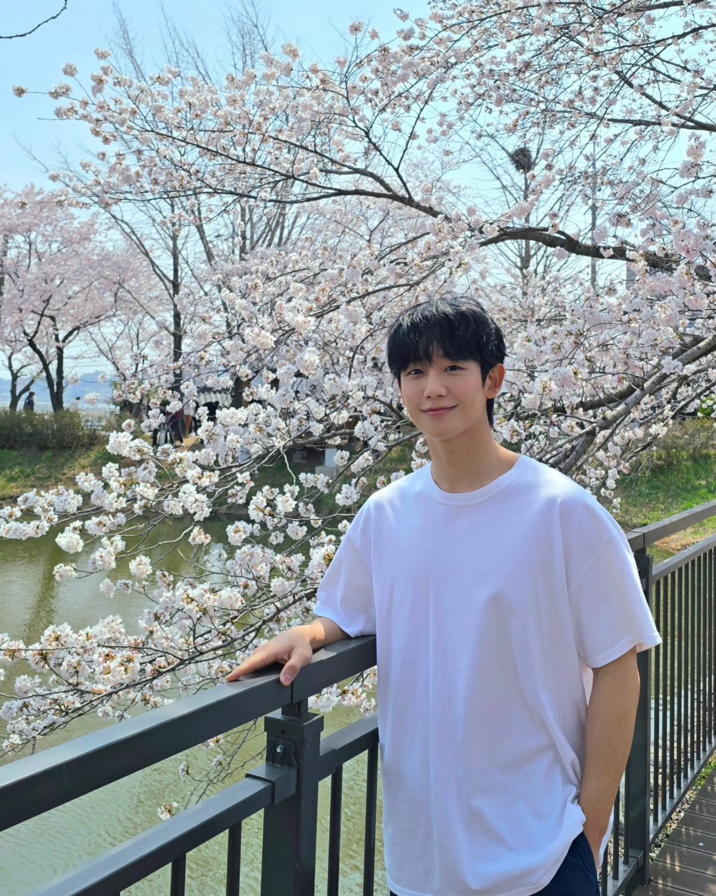 흰 티만으로 세상을 밝히는 남자들🤍

흰 티셔츠 하나만 입었을 뿐인데, 이 남자들은 무슨 경우일까요? 그냥 서 있기만 해도 화보, 그냥 웃어도 치명적인 그들. 심플한 흰 티가 이토록 눈부신 이유는...? 티셔츠가 주인 잘 만나면 국보급이 되는 순간, 지금 바로 눈호강하세요. 이미지