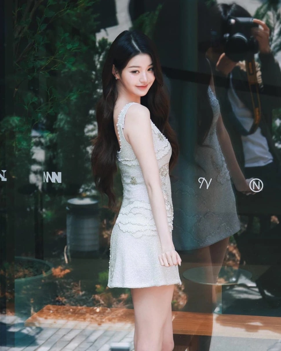 '적당히'를 모르는 장원영 미모✨
봄을 입은 듯한 상큼한 드레스는 무엇?

성수동 이니스프리 행사에 참석한 아이브 장원영. 포토콜 등장부터 여신 비주얼로 시선을 사로잡았는데요. 그와 함께 장원영의 상큼함을 배가시킨 드레스에도 많은 관심이 쏠렸습니다. 따스한 햇살을 담아낸 듯 우아함의 정석을 보여준 화이트 드레스, 슬라이드를 넘겨 확인해보세요.

* 클리오 페피아트(Clio Peppiatt)
- 브라이덜 루치나 드레스 / 354만 6천 원 이미지7