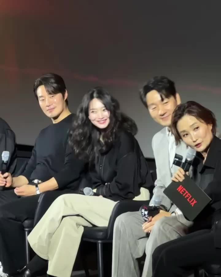 실물이 느껴지는 신민아 직찍✨
악연 GV에서 세련된 무드를 보여준 신민아의 셔츠 정보는?

*르메르(LEMAIRE)
- 루프 셔츠 / 126만 원 이미지
