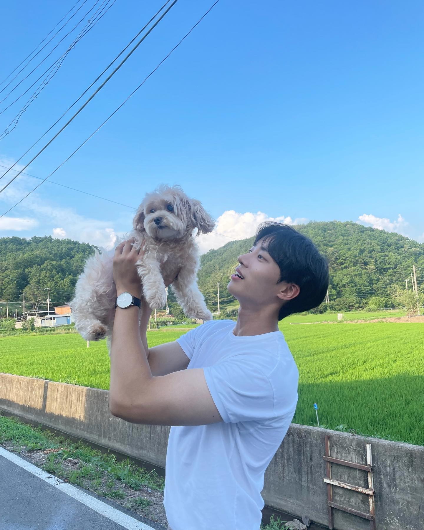 흰 티만으로 세상을 밝히는 남자들🤍

흰 티셔츠 하나만 입었을 뿐인데, 이 남자들은 무슨 경우일까요? 그냥 서 있기만 해도 화보, 그냥 웃어도 치명적인 그들. 심플한 흰 티가 이토록 눈부신 이유는...? 티셔츠가 주인 잘 만나면 국보급이 되는 순간, 지금 바로 눈호강하세요. 이미지2