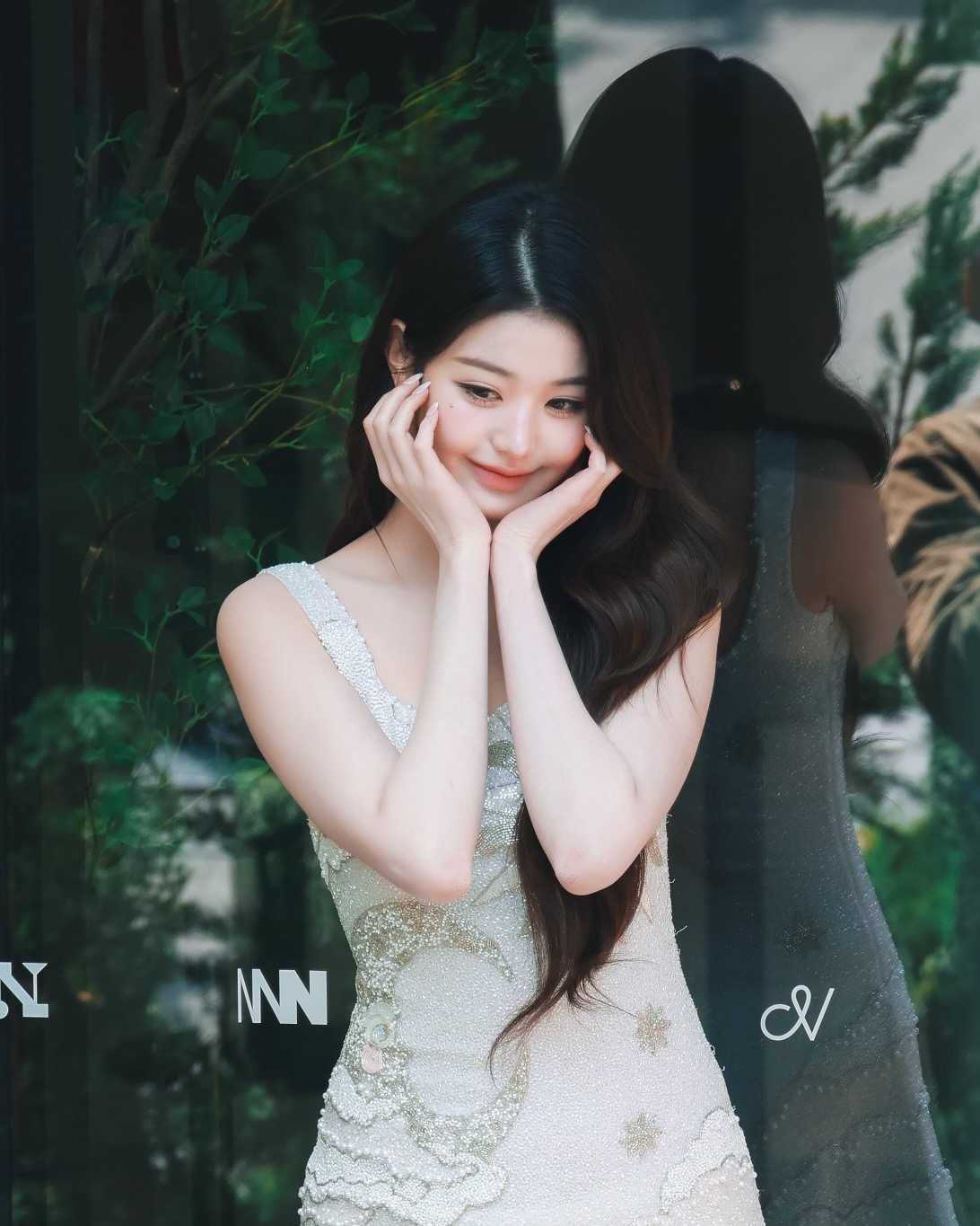 '적당히'를 모르는 장원영 미모✨
봄을 입은 듯한 상큼한 드레스는 무엇?

성수동 이니스프리 행사에 참석한 아이브 장원영. 포토콜 등장부터 여신 비주얼로 시선을 사로잡았는데요. 그와 함께 장원영의 상큼함을 배가시킨 드레스에도 많은 관심이 쏠렸습니다. 따스한 햇살을 담아낸 듯 우아함의 정석을 보여준 화이트 드레스, 슬라이드를 넘겨 확인해보세요.

* 클리오 페피아트(Clio Peppiatt)
- 브라이덜 루치나 드레스 / 354만 6천 원 이미지4