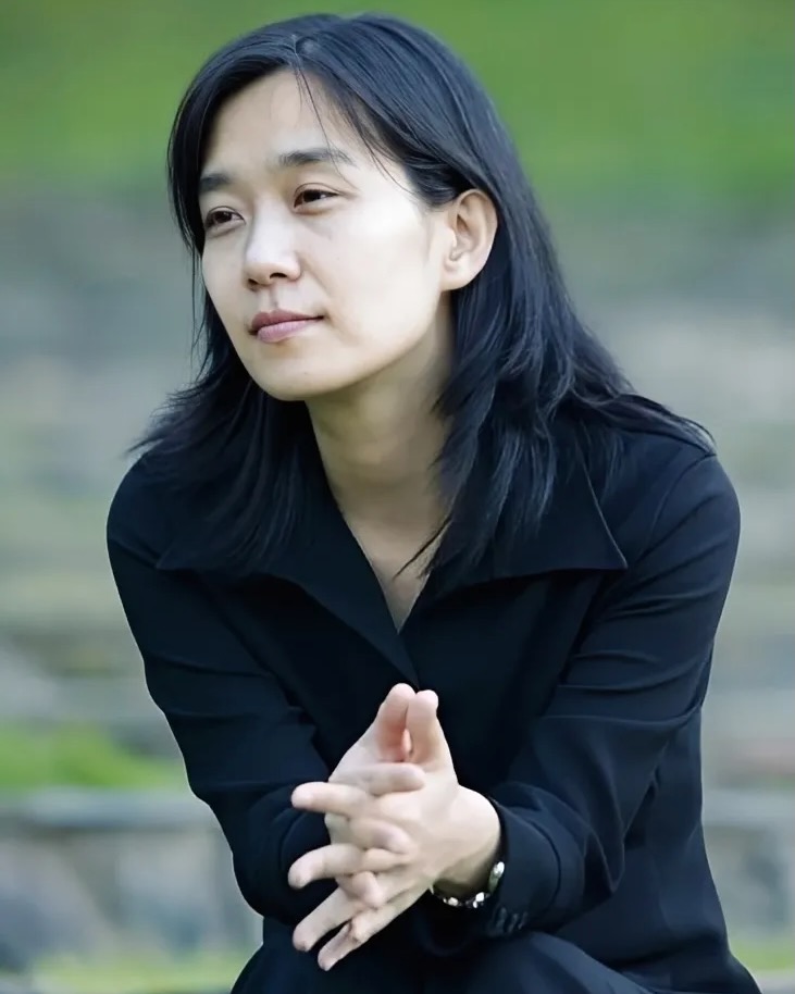 한강 작가, 노벨상 수상 후 신간📚

한강 작가의 노벨 문학상 수상 이후 첫 책이 이달 나올 예정입니다.

출판사 문학과지성사는 오는 24일 소설가 한강의 산문집 <빛과 실>을 출간한다고 오늘 밝혔는데요. <빛과 실>은 총 172쪽 분량으로, 노벨문학상 수상 강연문과 미발표 시, 산문, 정원을 가꾸면서 기록한 일기 등을 담았습니다. 이미지