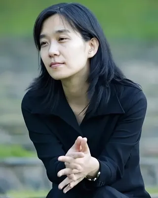 한강 작가, 노벨상 수상 후 신간📚
한강 작가의 노벨 문학상 수상 이후 첫 책이 이달 나올 예정입니다.
출판사 문학과지성사는 오는 24일 소설가 한강의 산문집 <빛과 실>을 출간한다고 오늘 밝혔는데요. <빛과 실>은 총 172쪽 분량으로, 노벨문학상 수상 강연문과 미발표 시, 산문, 정원을 가꾸면서 기록한 일기 등을 담았습니다. 이미지
