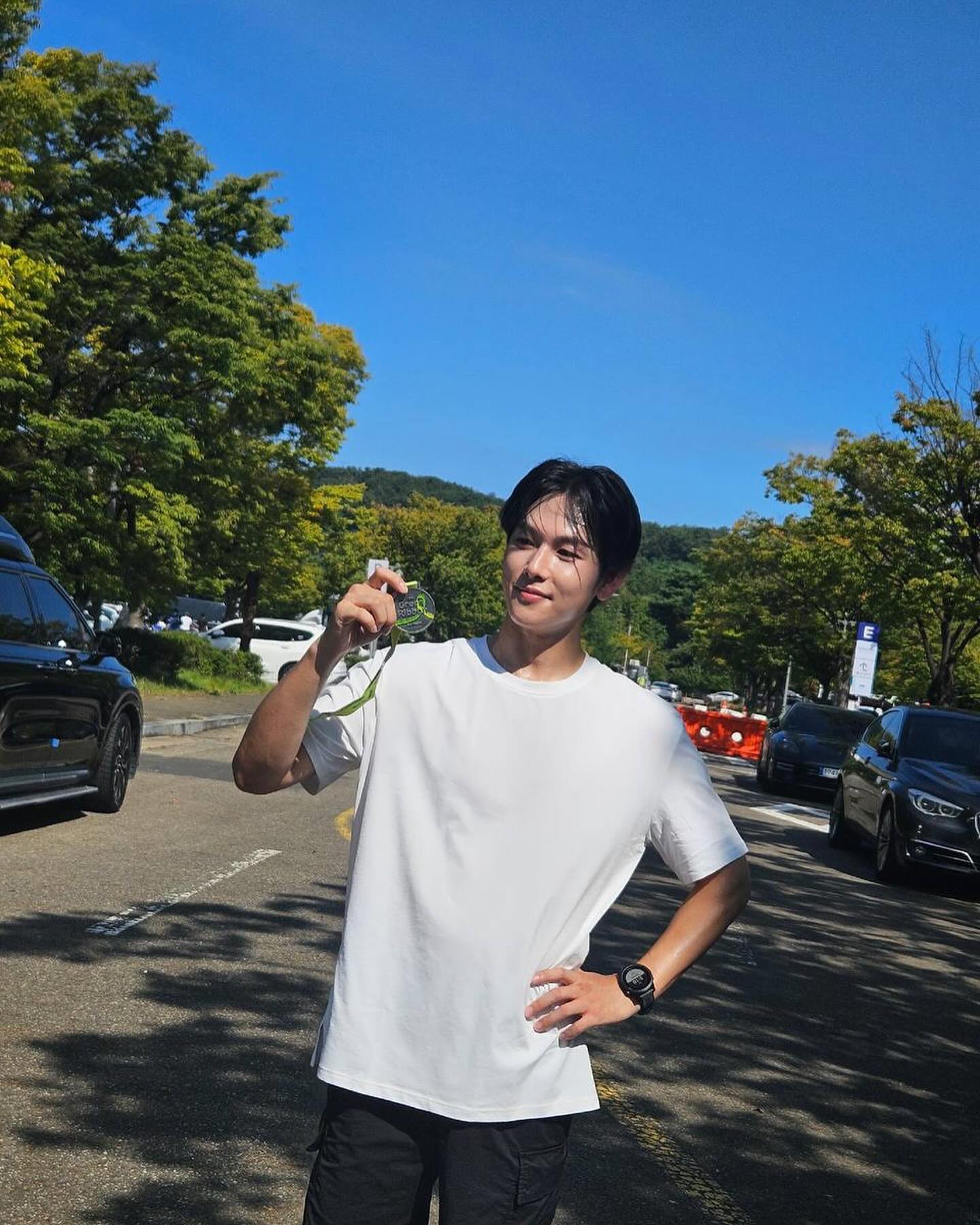 흰 티만으로 세상을 밝히는 남자들🤍

흰 티셔츠 하나만 입었을 뿐인데, 이 남자들은 무슨 경우일까요? 그냥 서 있기만 해도 화보, 그냥 웃어도 치명적인 그들. 심플한 흰 티가 이토록 눈부신 이유는...? 티셔츠가 주인 잘 만나면 국보급이 되는 순간, 지금 바로 눈호강하세요. 이미지7