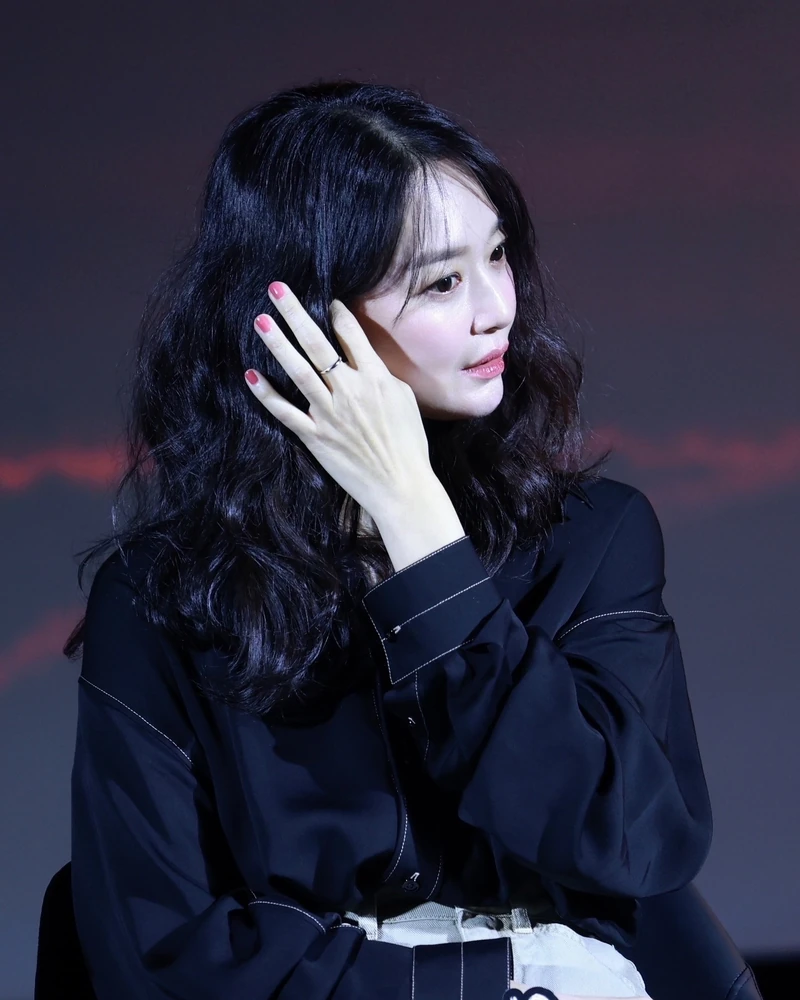실물이 느껴지는 신민아 직찍✨
악연 GV에서 세련된 무드를 보여준 신민아의 셔츠 정보는?
*르메르(LEMAIRE)
- 루프 셔츠 / 126만 원 이미지2