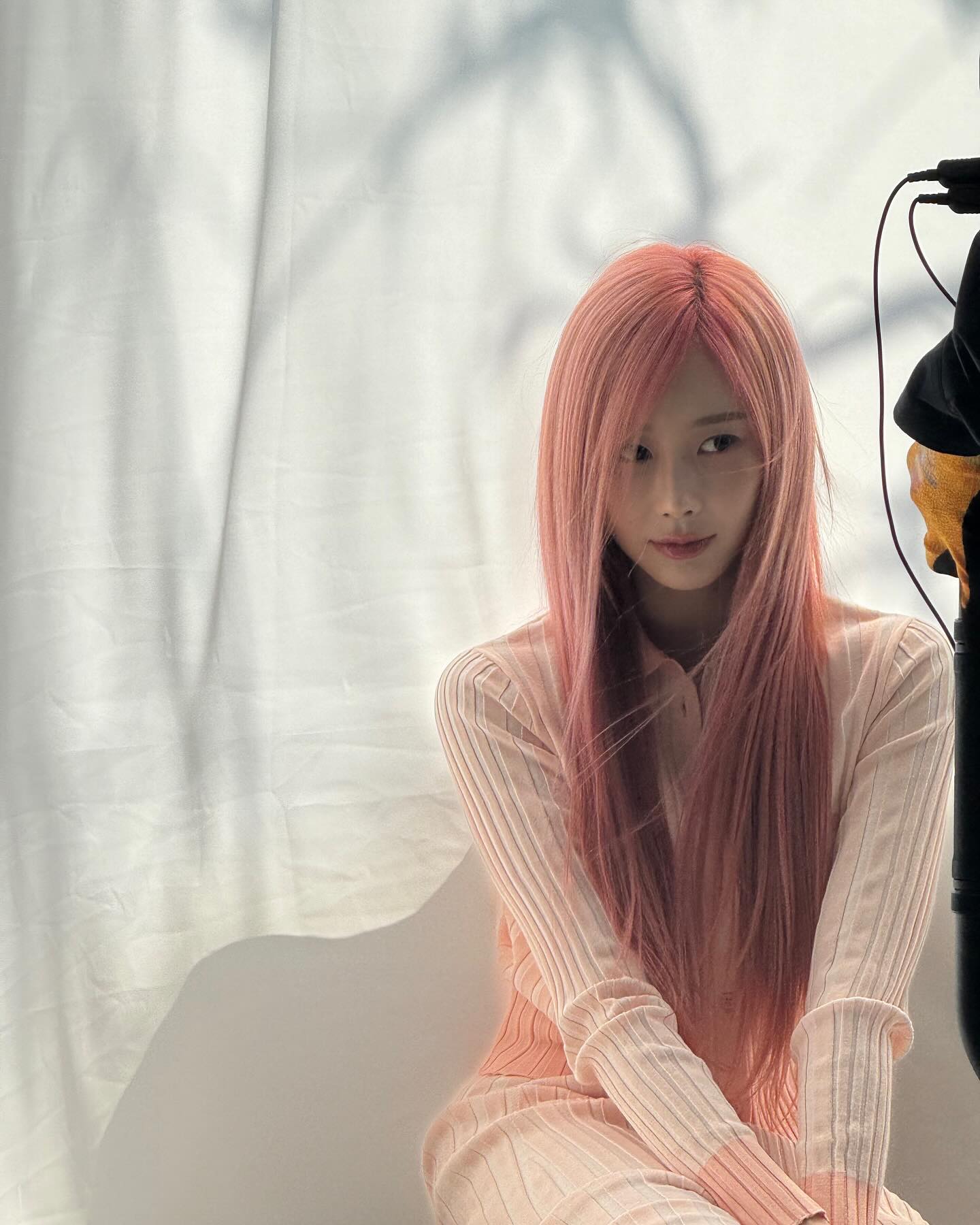 메종키츠네도 접수한 지젤력🦊

에스파 지젤이 메종키츠네 2025 봄/여름 컬렉션에 함께 했습니다. 서울의 여름에서 즐길 수 있는 일상 속의 자연스러운 순간들을 담아냈다고 하는데요.

더욱 현장감 있는 화보 촬영 비하인드, 바로 감상해보세요🤍 이미지2