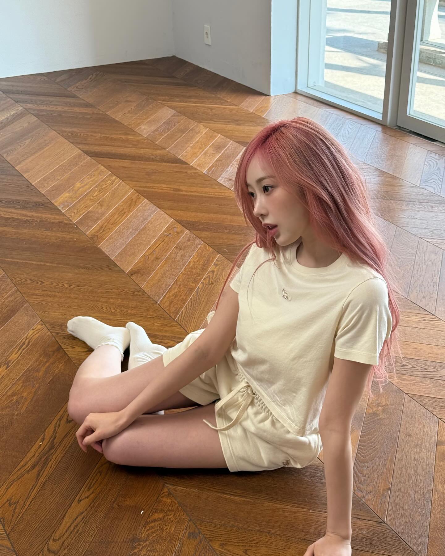 메종키츠네도 접수한 지젤력🦊

에스파 지젤이 메종키츠네 2025 봄/여름 컬렉션에 함께 했습니다. 서울의 여름에서 즐길 수 있는 일상 속의 자연스러운 순간들을 담아냈다고 하는데요.

더욱 현장감 있는 화보 촬영 비하인드, 바로 감상해보세요🤍 이미지6