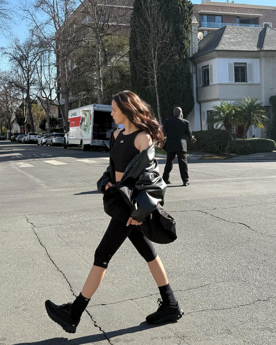 편하고 핏 예쁜 알로 운동복🖤
데일리룩 코디로 즐기기 좋은 @알로 요가 이미지