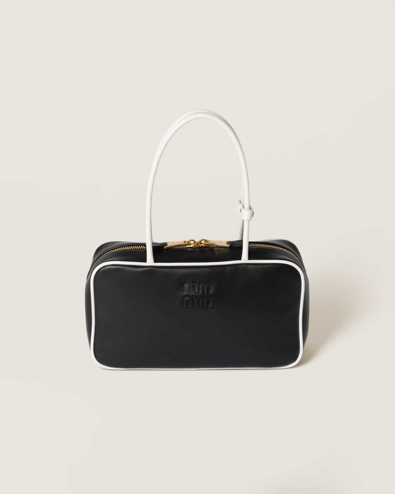 채정안 픽 신상 명품백 6👜
한번 사면 제대로 뽕 뽑을 수 있는 신상 명품백 6가지✅

1. 미우미우 (MIUMIU)
- 가죽 보 백, 블랙 / 460만 원

2. 피비 파일로 (PHOEBE PHILO)
- 스몰 긱 백, 블랙 / 330만 원

3. 발렌시아가 (BALENCIAGA)
- 로데오 스몰 유즈드 이펙트 원 참 핸드백, 블랙 / 640만 원

4. 생 로랑 (SAINT LAURENT)
- 르 5 아 7 서플 스몰 스웨이드, 베얼리 핑크 / 372만 원

5. 펜디 (FENDI)
- 맘마백 미디엄, 블랙 / 472만 원

6. 브루넬로 쿠치넬리(BRUNELLO CUCINELLI)
- 모닐리 송아지 가죽 BC 듀오백, 바크 / 630만 원대 이미지