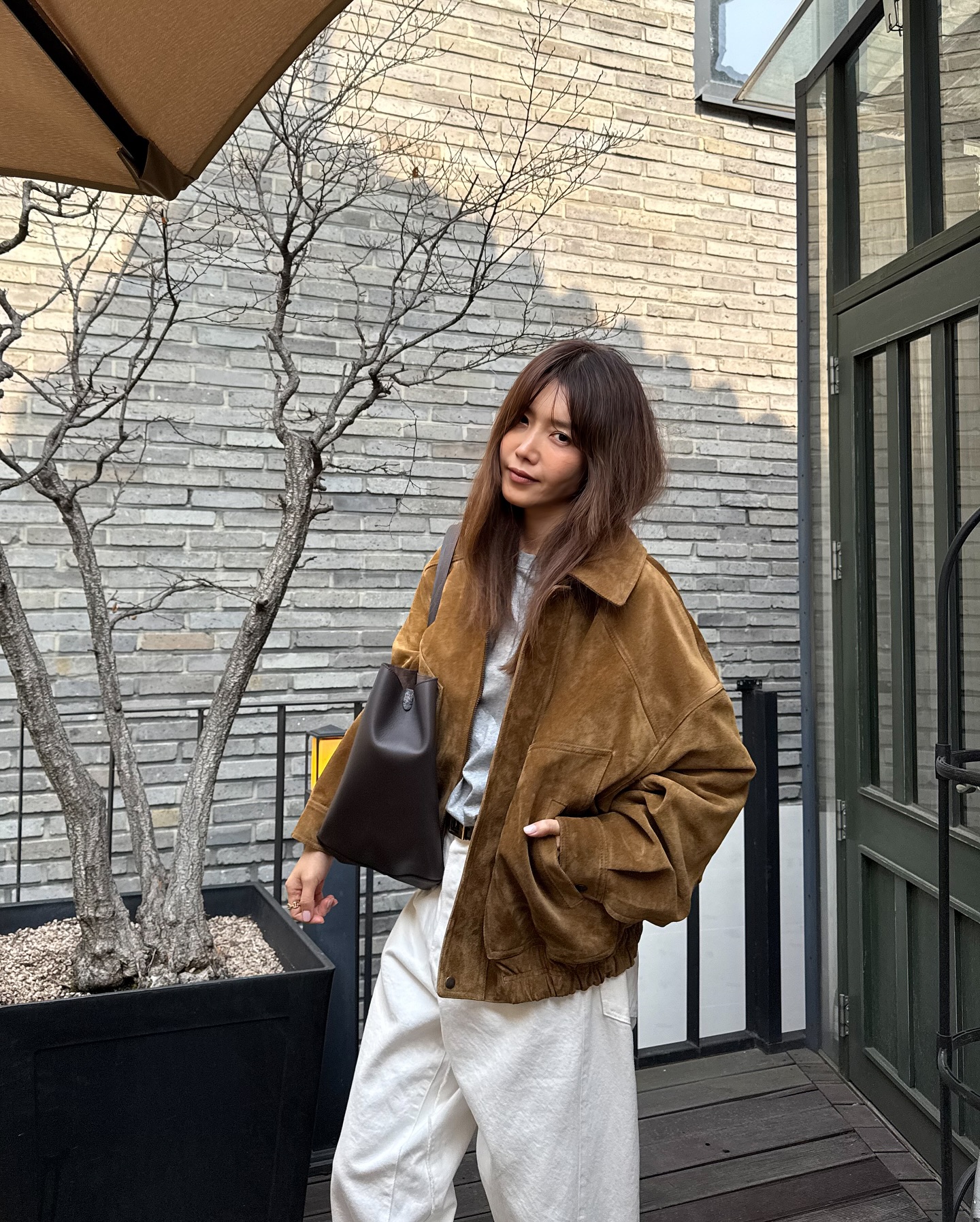 채정안 픽 신상 명품백 6👜
한번 사면 제대로 뽕 뽑을 수 있는 신상 명품백 6가지✅

1. 미우미우 (MIUMIU)
- 가죽 보 백, 블랙 / 460만 원

2. 피비 파일로 (PHOEBE PHILO)
- 스몰 긱 백, 블랙 / 330만 원

3. 발렌시아가 (BALENCIAGA)
- 로데오 스몰 유즈드 이펙트 원 참 핸드백, 블랙 / 640만 원

4. 생 로랑 (SAINT LAURENT)
- 르 5 아 7 서플 스몰 스웨이드, 베얼리 핑크 / 372만 원

5. 펜디 (FENDI)
- 맘마백 미디엄, 블랙 / 472만 원

6. 브루넬로 쿠치넬리(BRUNELLO CUCINELLI)
- 모닐리 송아지 가죽 BC 듀오백, 바크 / 630만 원대 이미지