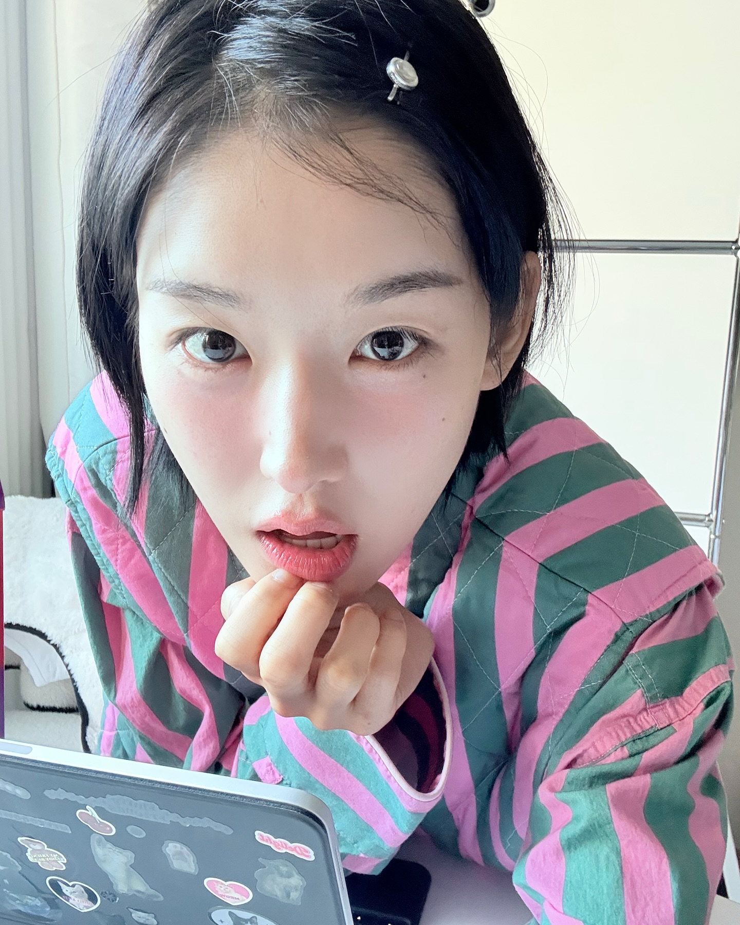 잘못 자른 앞머리 이걸로 가리자💖
헤어 액세서리로 센스있게 커버하기✔️ 이미지7