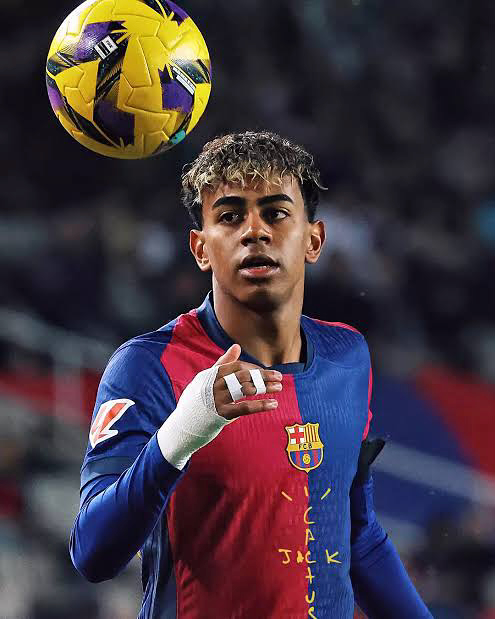 바르셀로나 x 트래비스 스캇, 엘 클라시코에서 만난다🔥⚽️

바르셀로나(fcbarcelona)가 5월 11일 엘 클라시코(El Clásico)에서 트래비스스캇(travisscott)의 로고가 들어간 스페셜 유니폼을 선보입니다.

이번 유니폼은 24-25 홈킷을 기반으로 하며, 기존 스포티파이(spotify) 로고 대신 캑터스잭(cactusjack)로고가 들어갈 확률이 높아보이니다.

선수들은 이미 해당 유니폼을 착용한 촬영까지 마쳤다는 현지 보도가 나온 만큼, 공식 이미지는 곧 공개될 것으로 보입니다.

음악과 축구, 그 한가운데에 스캇😎 이미지4