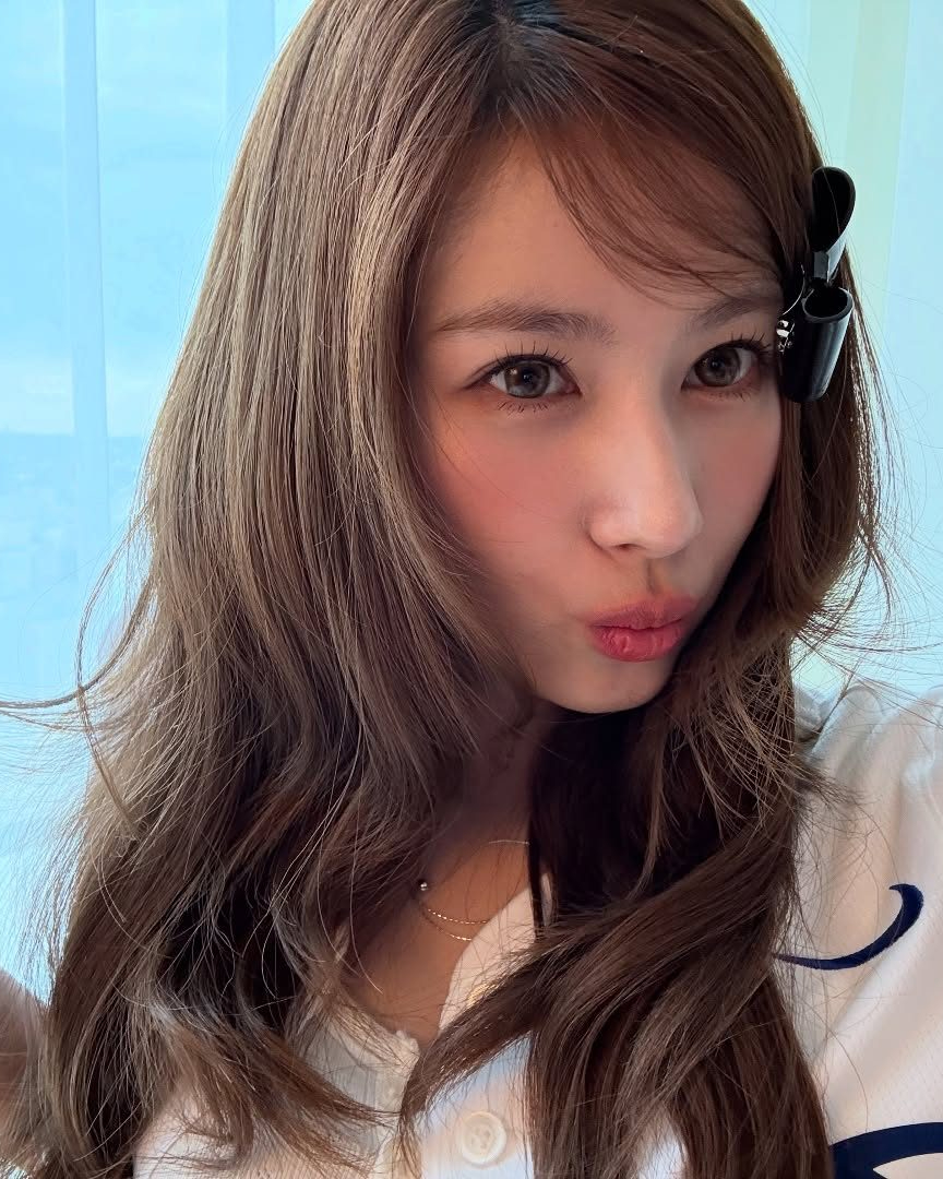 잘못 자른 앞머리 이걸로 가리자💖
헤어 액세서리로 센스있게 커버하기✔️ 이미지